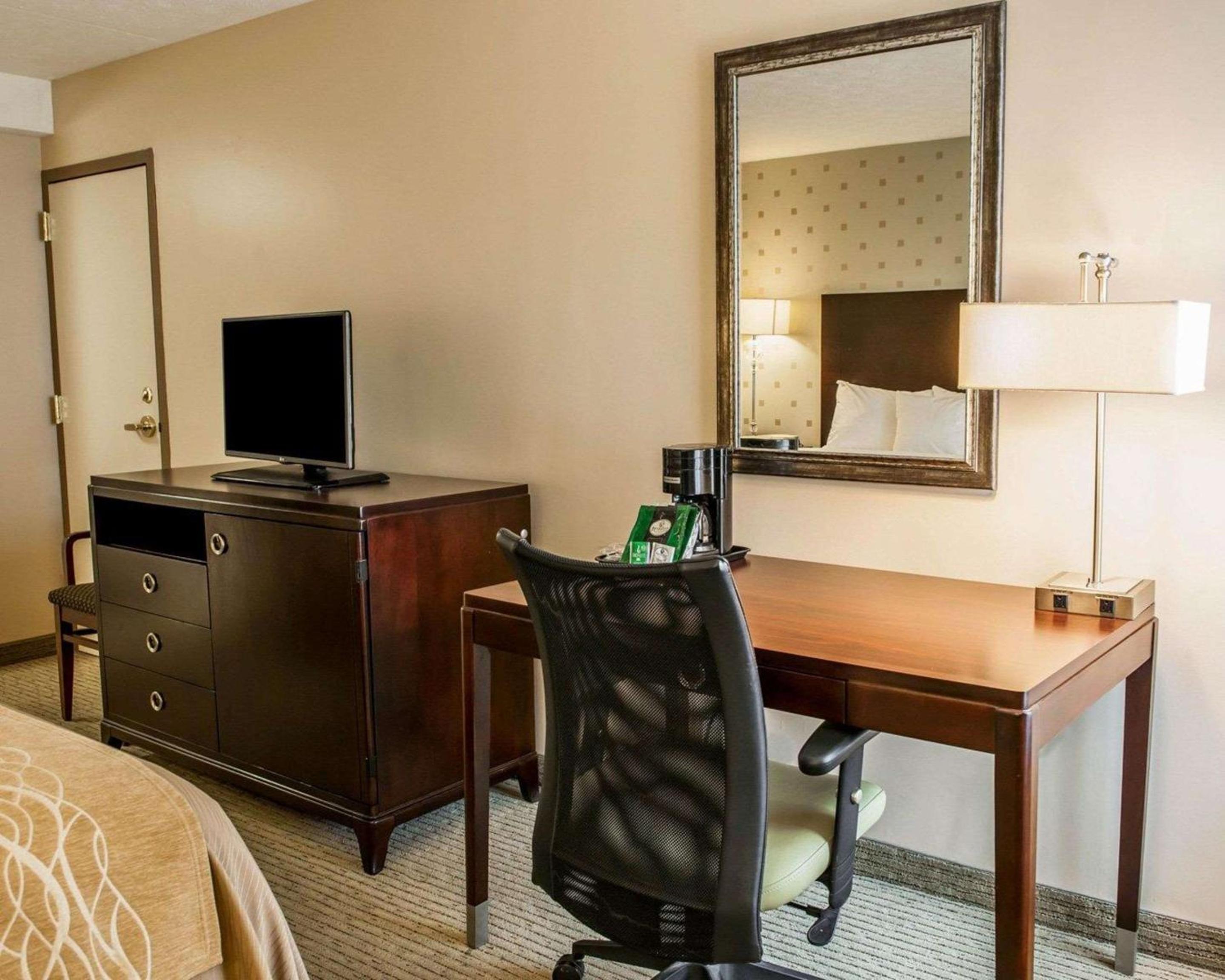 King Room - Non-Smoking - Photo 2