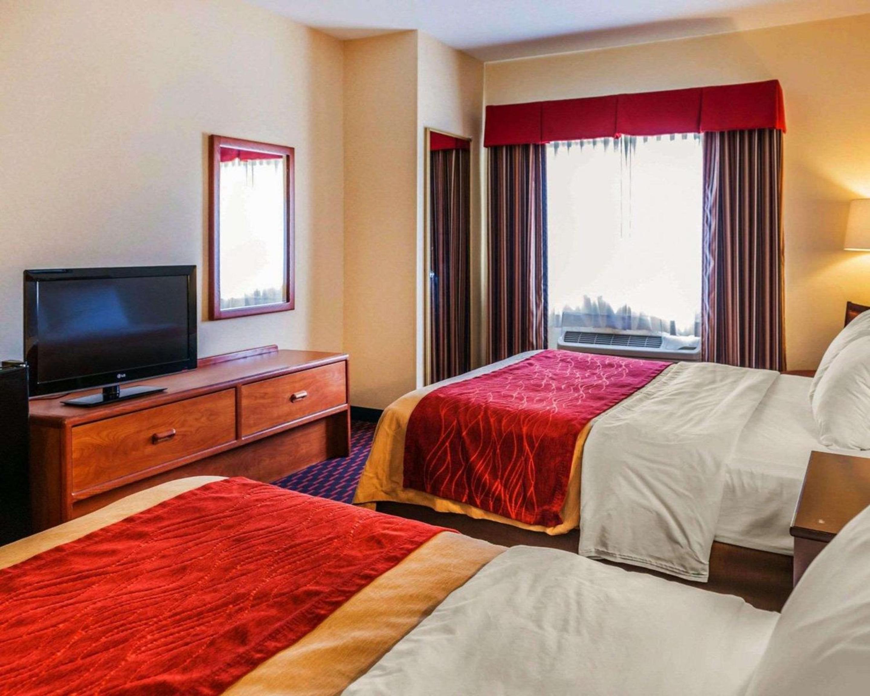 Queen Room with Two Queen Beds - Non-Smoking - Photo 2