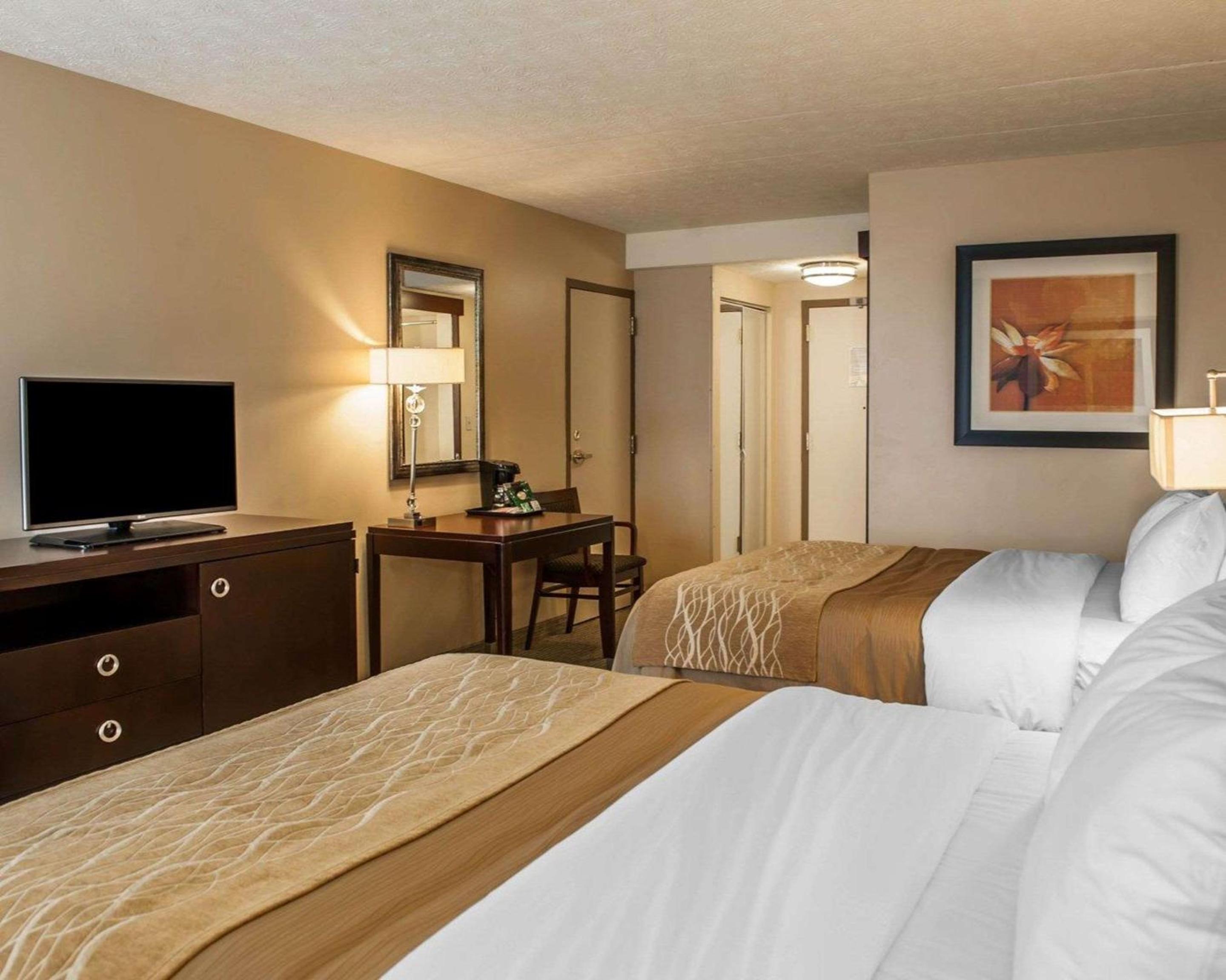 Queen Room with Two Queen Beds - Non-Smoking - Photo 2