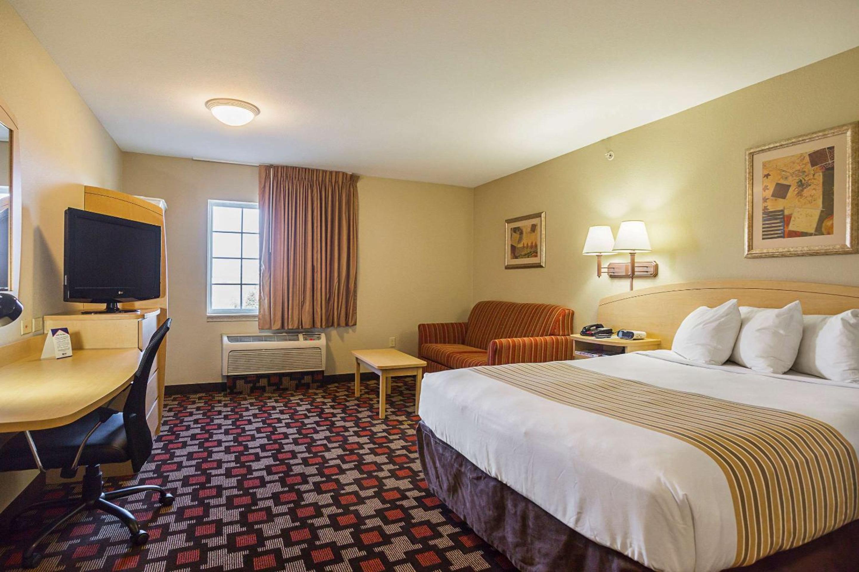 Queen Suite - Accessible/Non-Smoking - Photo 4