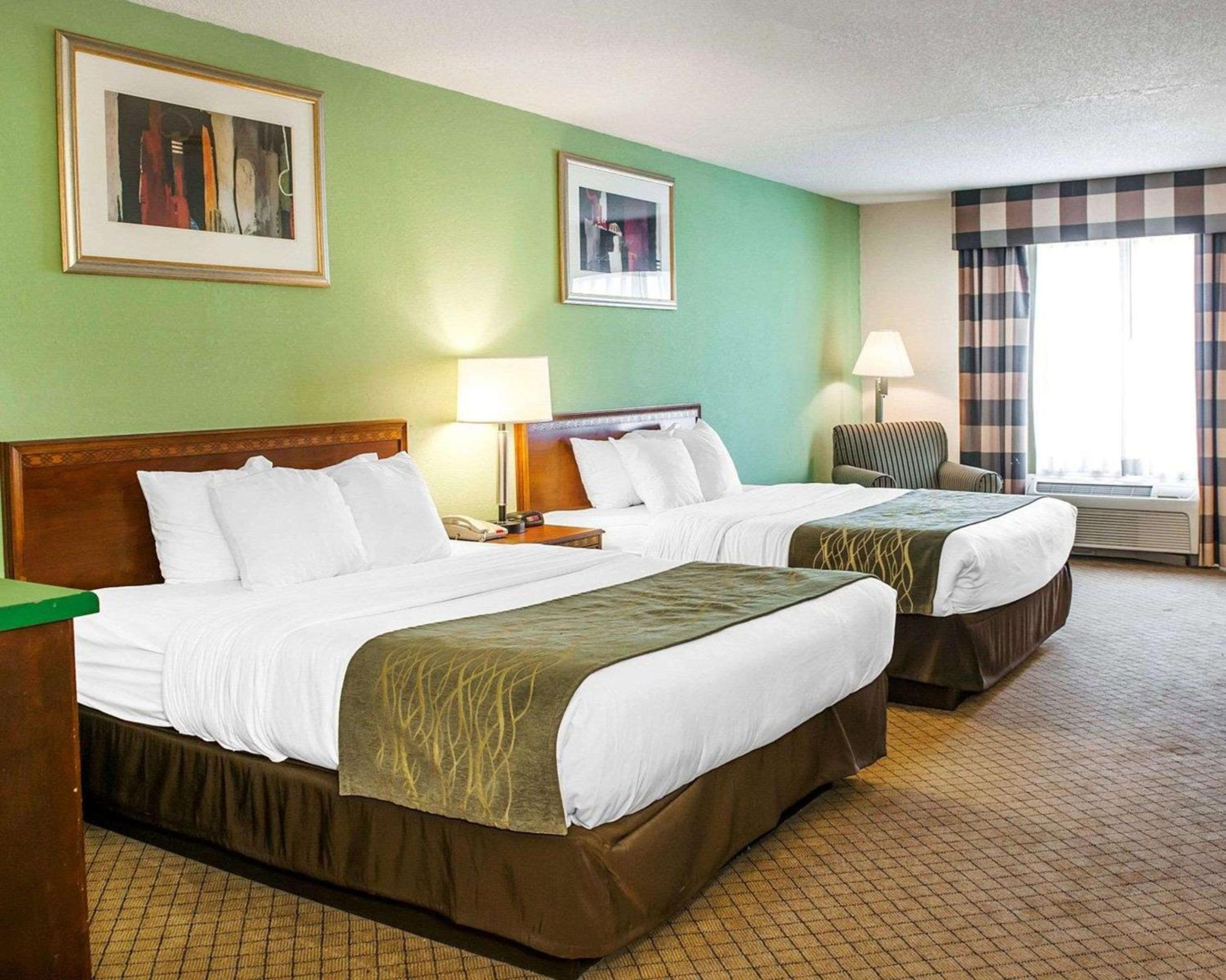 Queen Room with Two Queen Beds - Photo 4