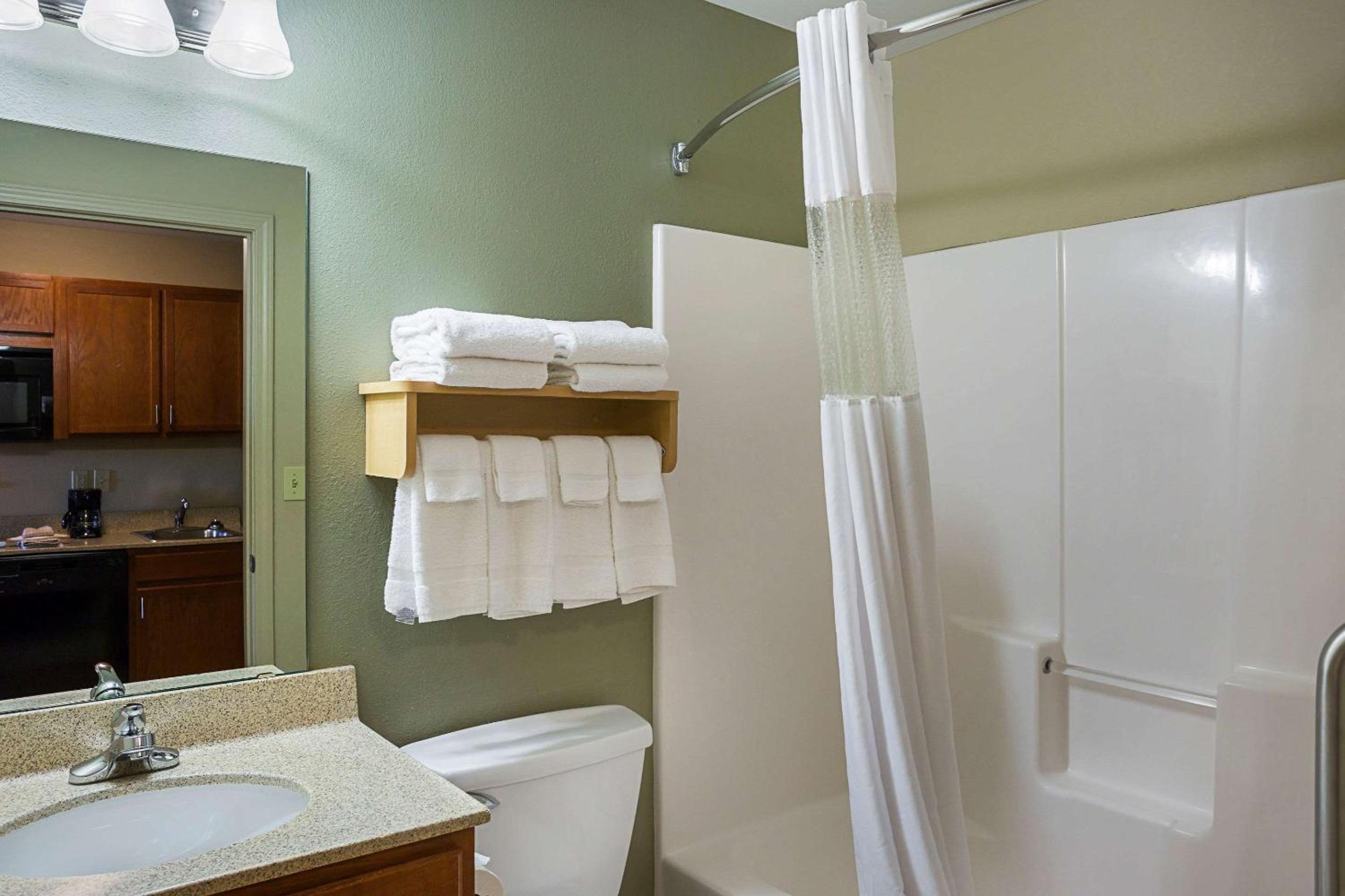 Queen Room with Two Queen Beds - Non-Smoking - Photo 6