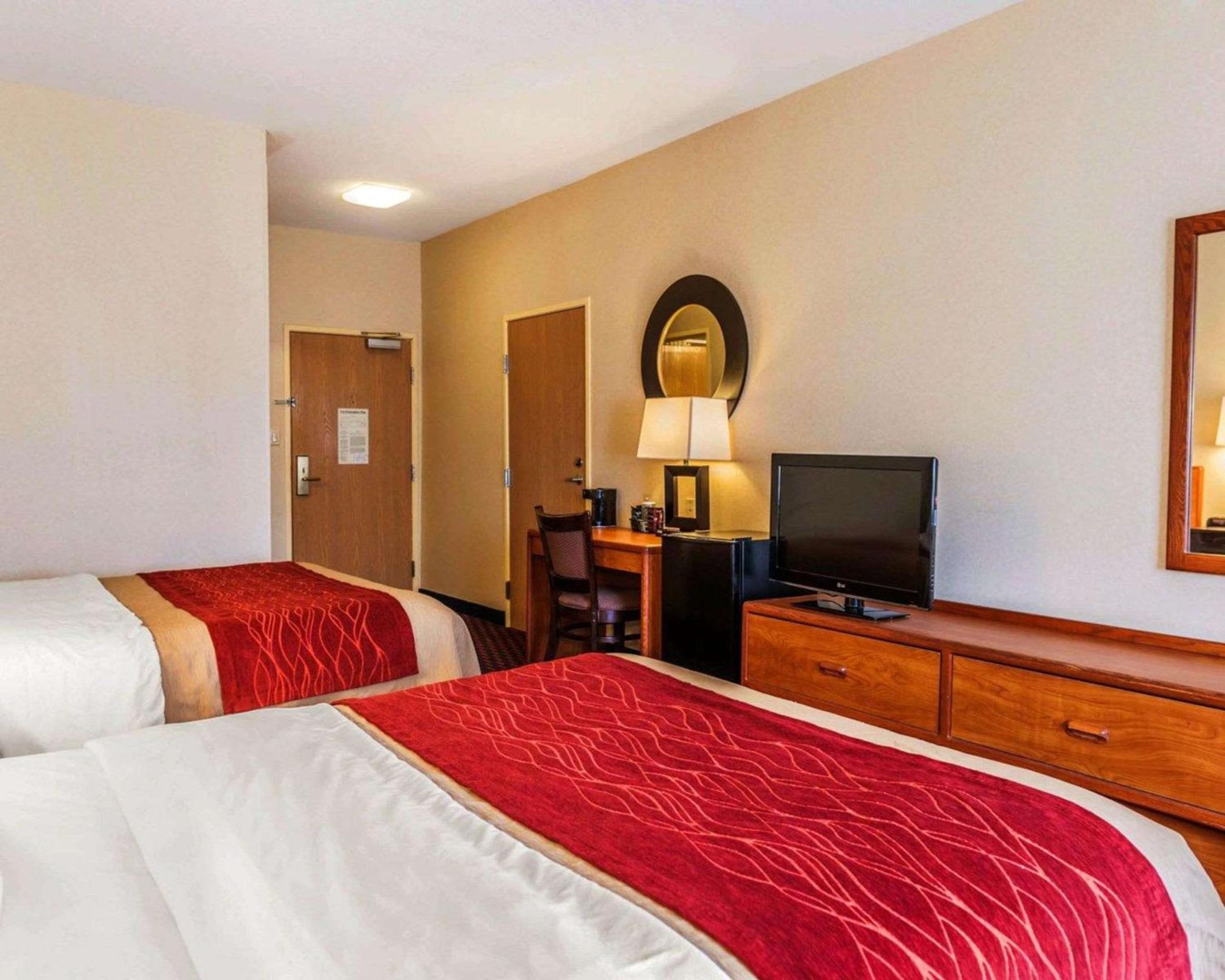 Queen Room with Two Queen Beds - Non-Smoking - Photo 4