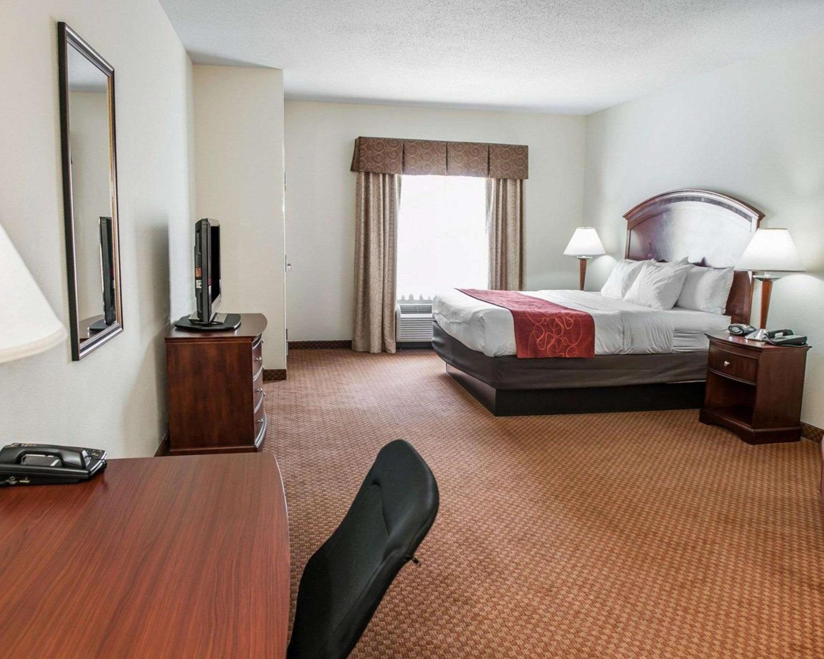 King Suite - Non-Smoking - Photo 2