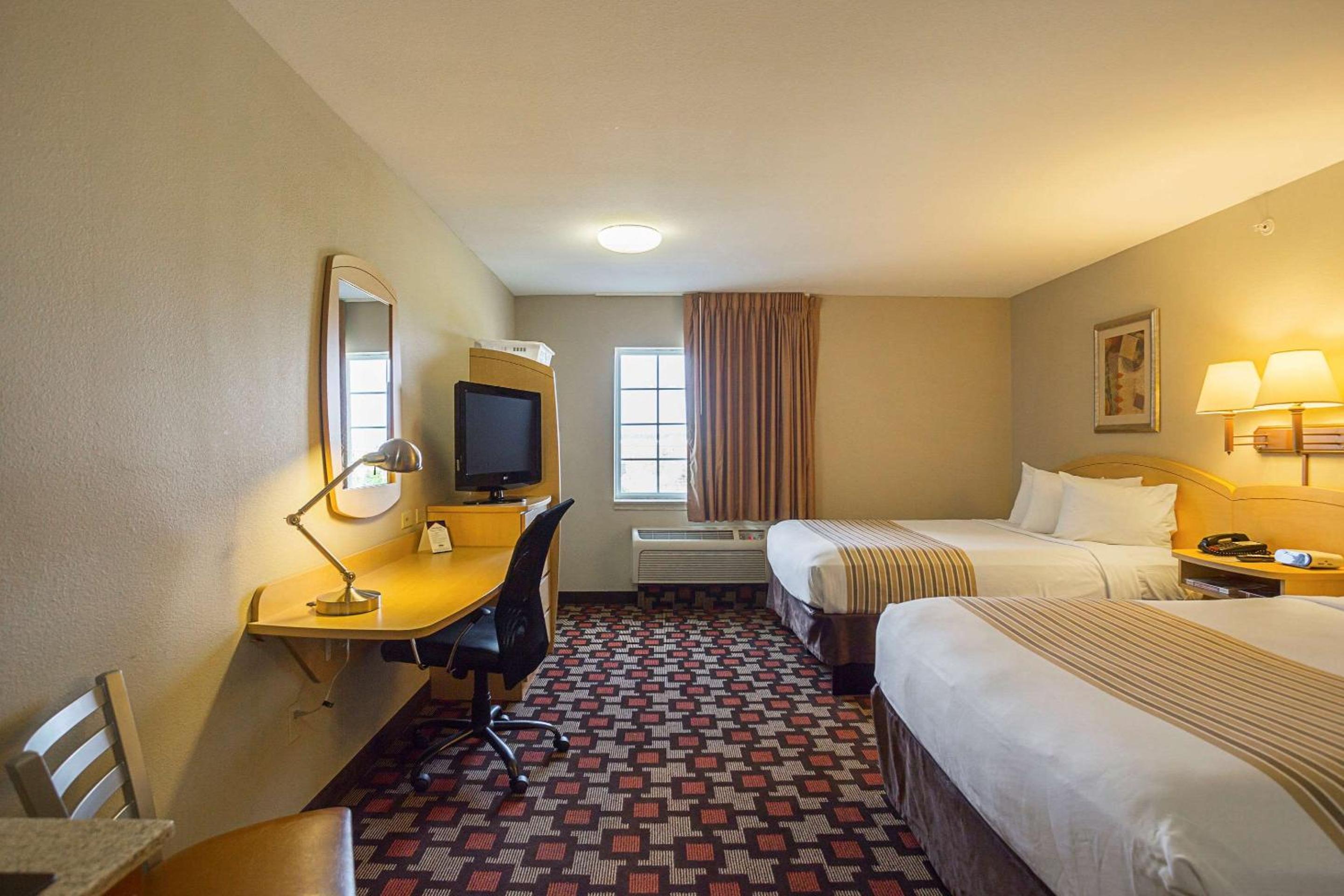 Queen Room with Two Queen Beds - Non-Smoking - Photo 7