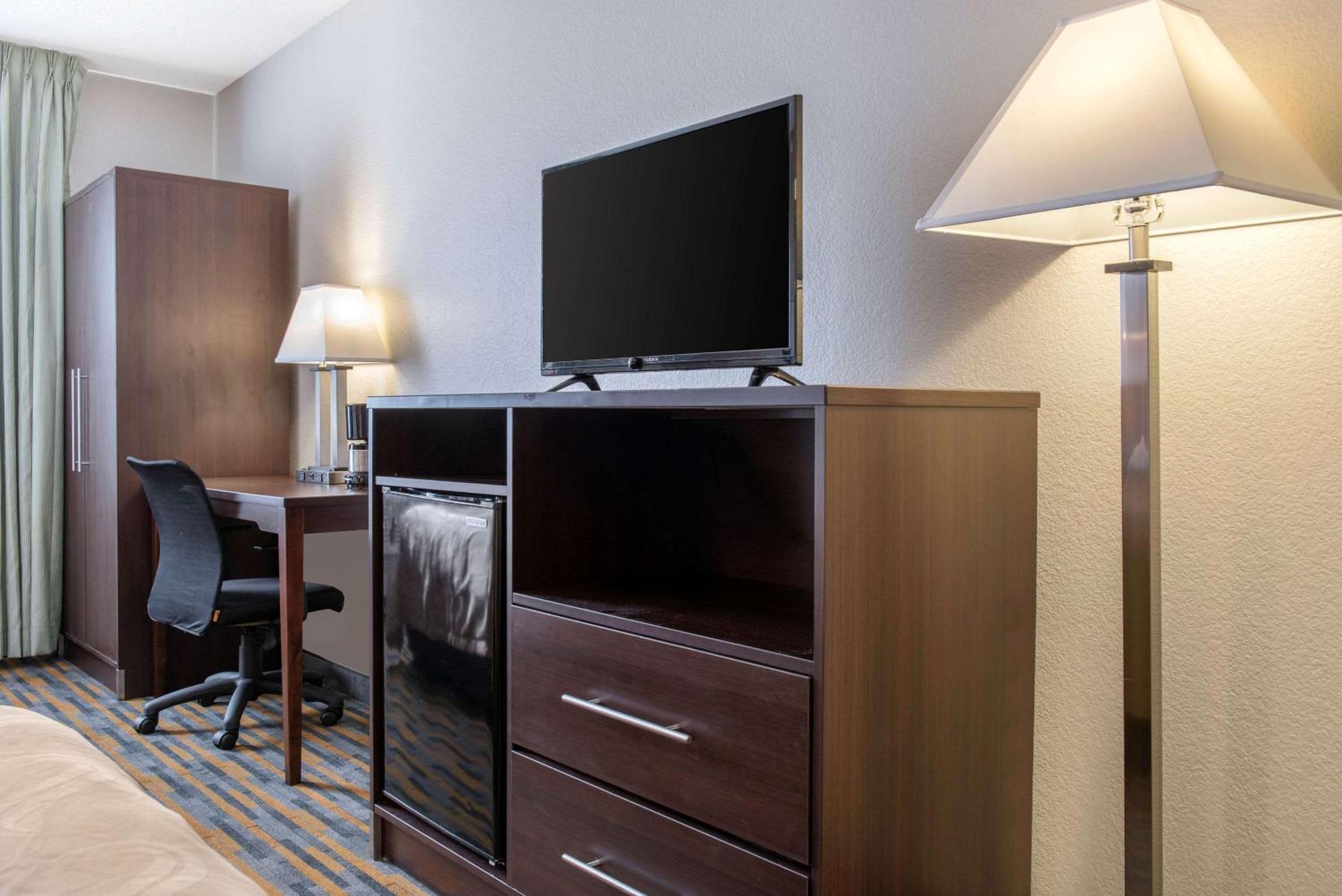 Queen Room with Two Queen Beds - Non-Smoking - Photo 1