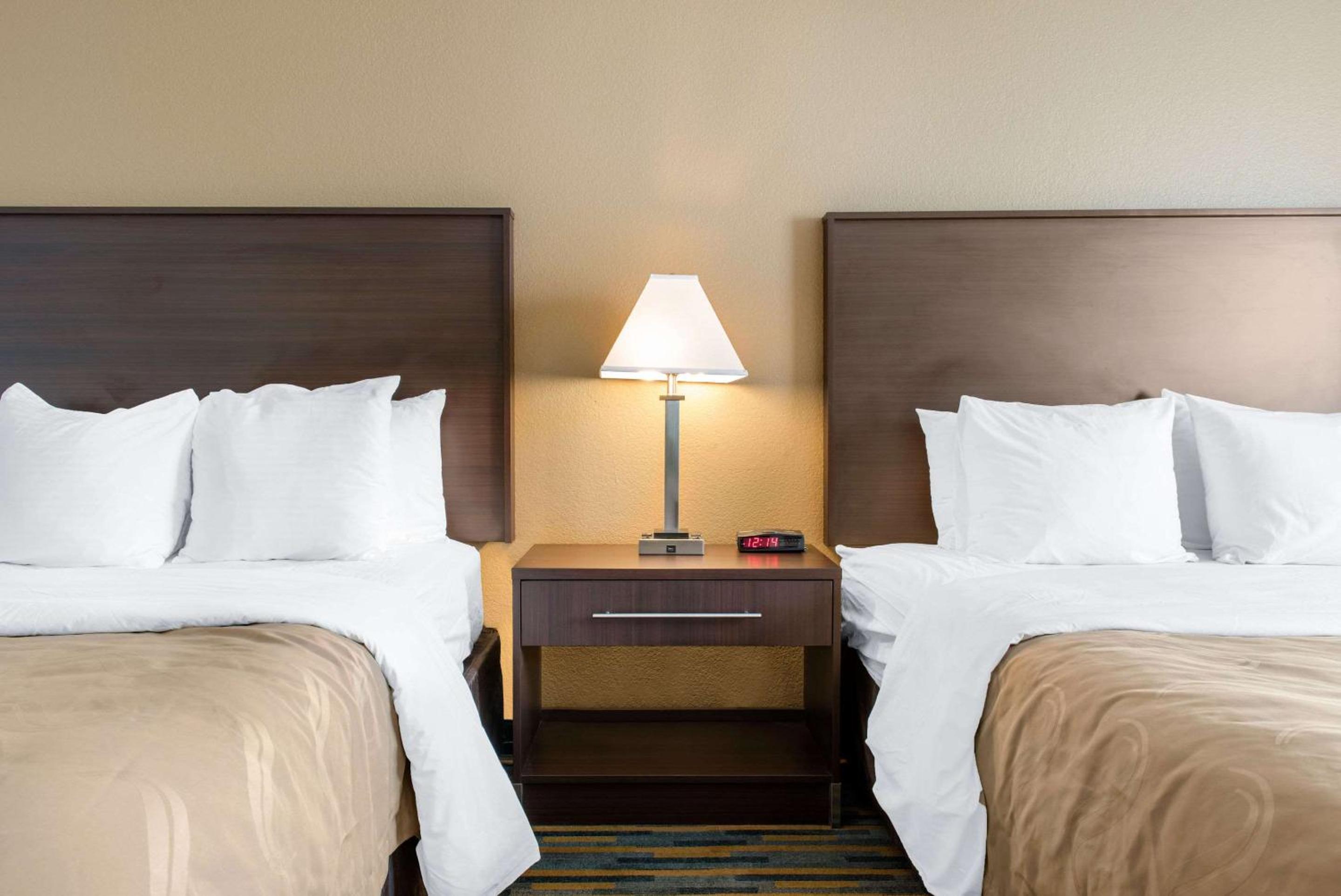 Queen Room with Two Queen Beds - Non-Smoking - Photo 4