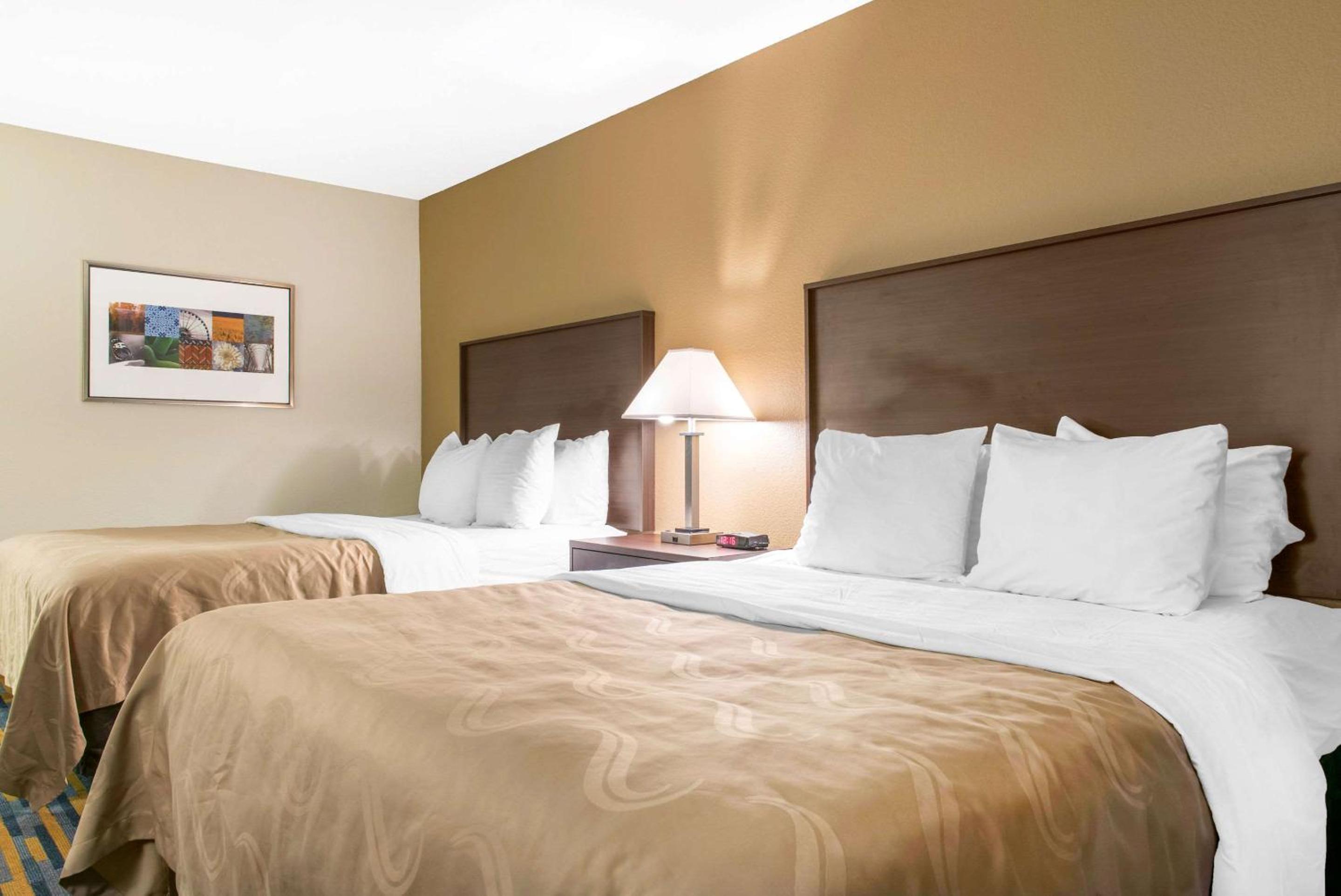Queen Room with Two Queen Beds - Non-Smoking - Photo 3