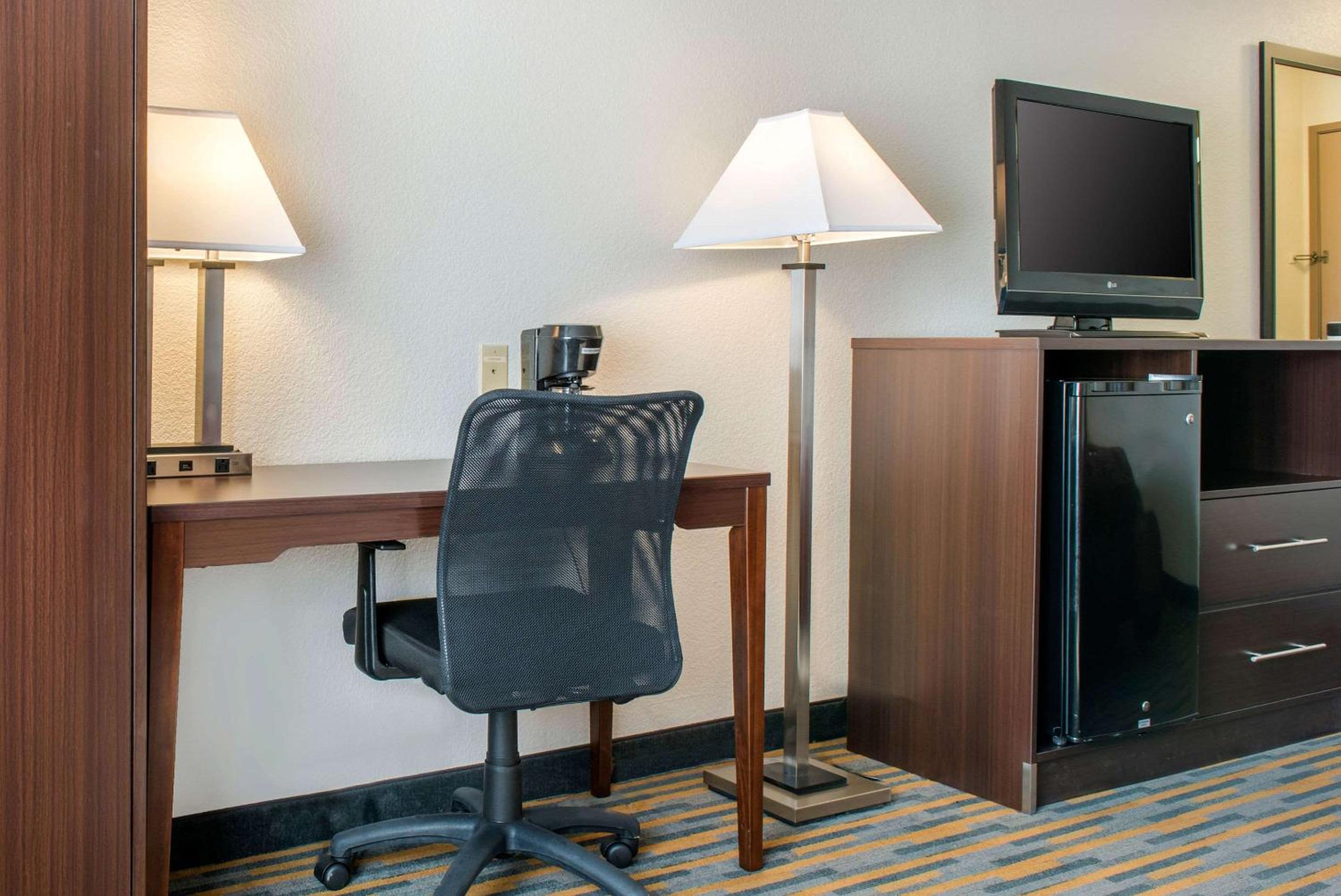 King Room - Non-Smoking - Photo 3
