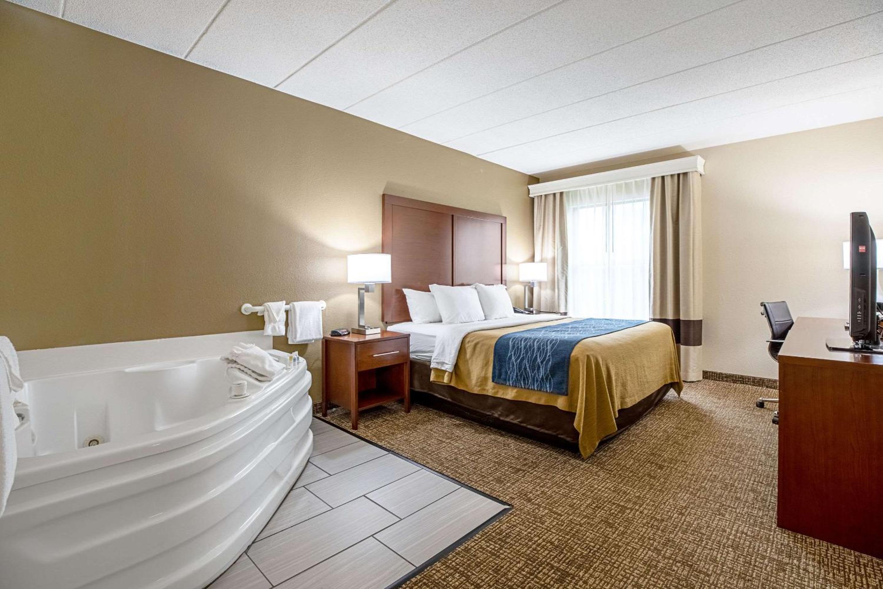Standard King Room - Non-Smoking  - Photo 1