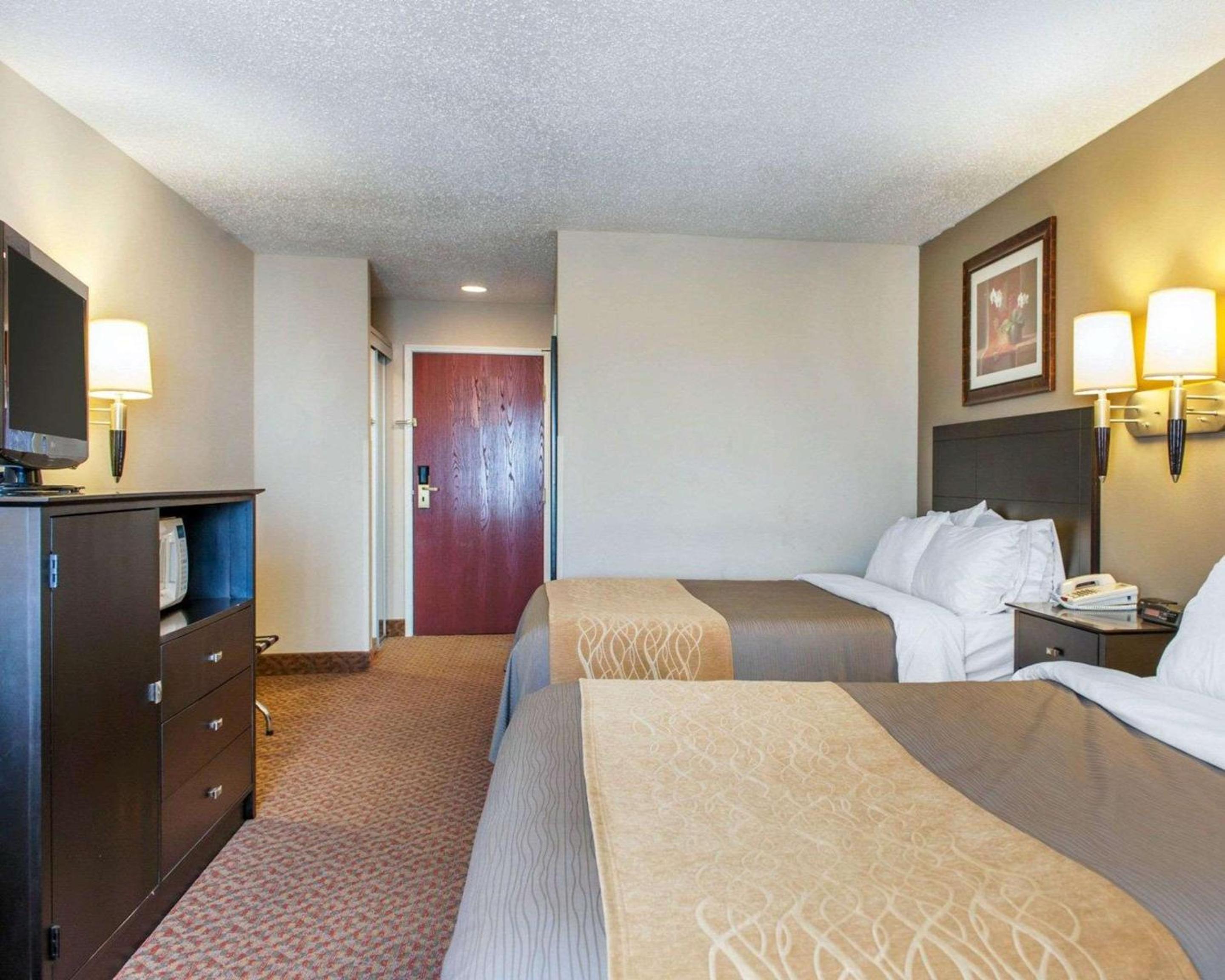 Queen Room with Two Queen Beds - Photo 2