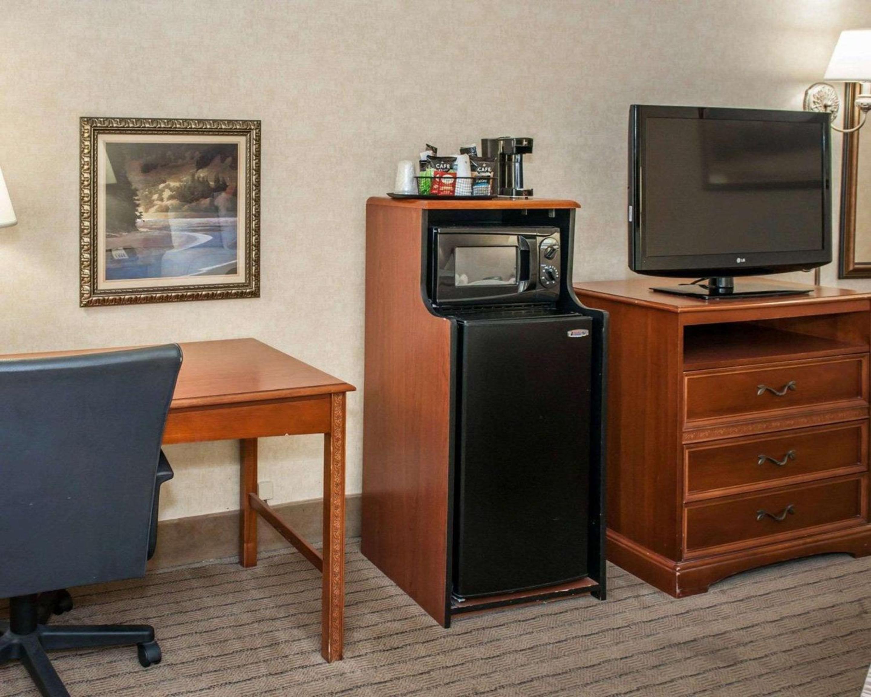 King Room - Non-Smoking - Photo 3