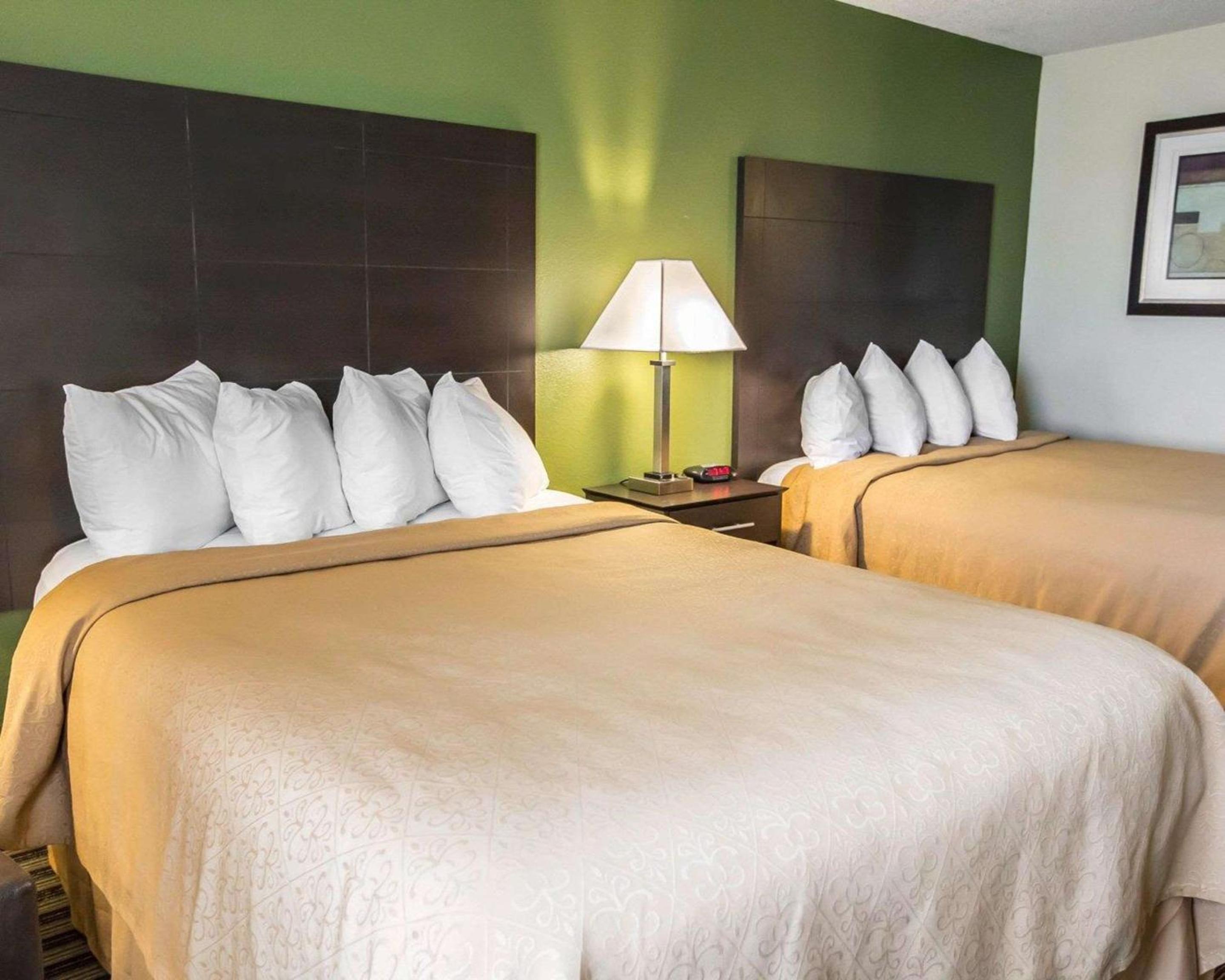 Queen Room with Two Queen Beds - Non-Smoking photo 3