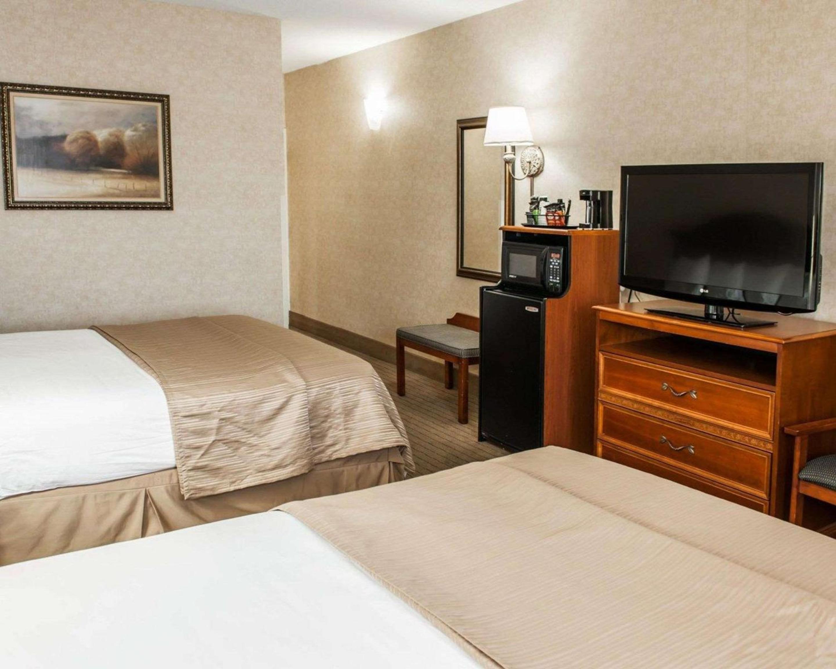 Queen Room with Two Queen Beds - Non-Smoking - Photo 2