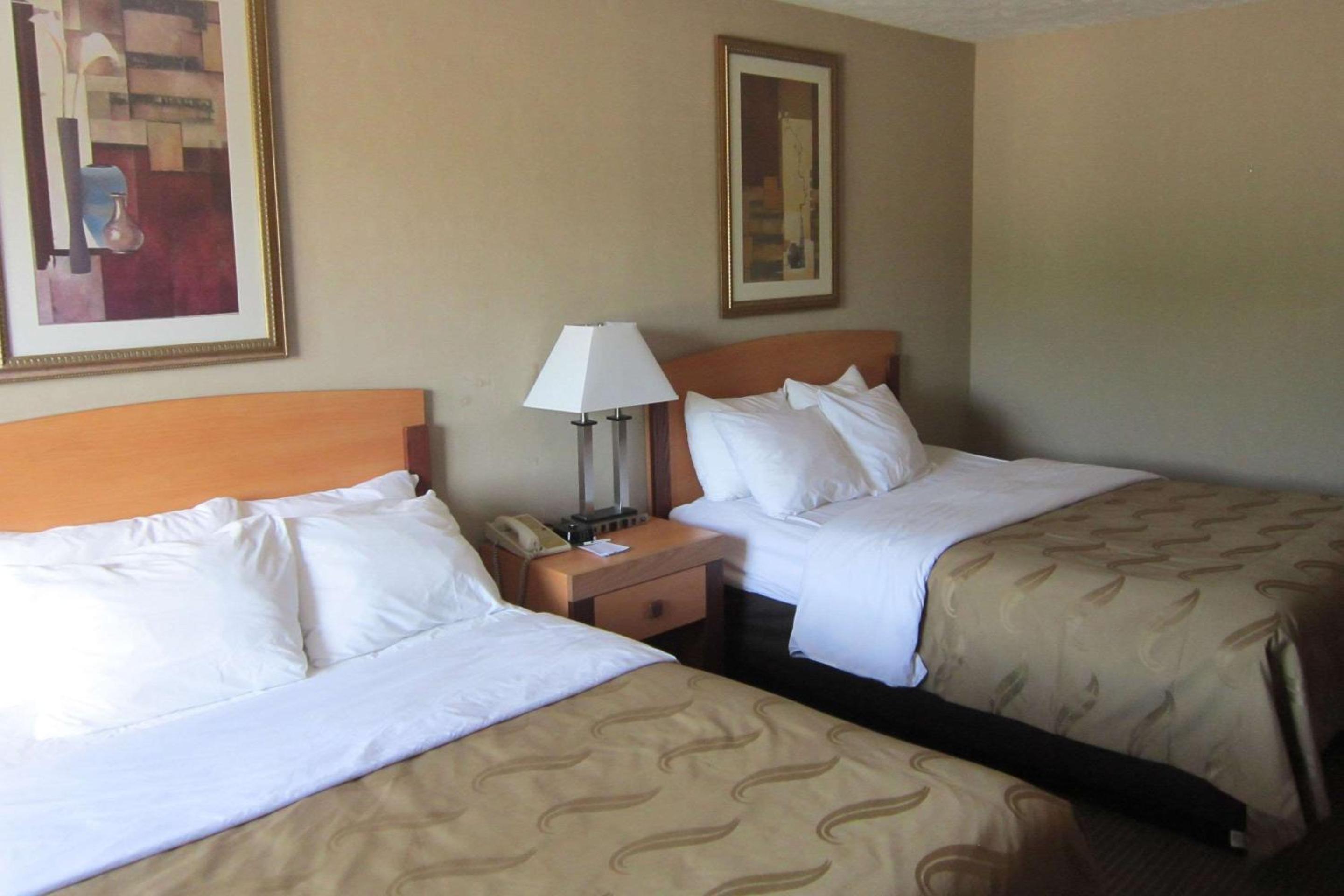Queen Room with Two Queen Beds - Photo 4