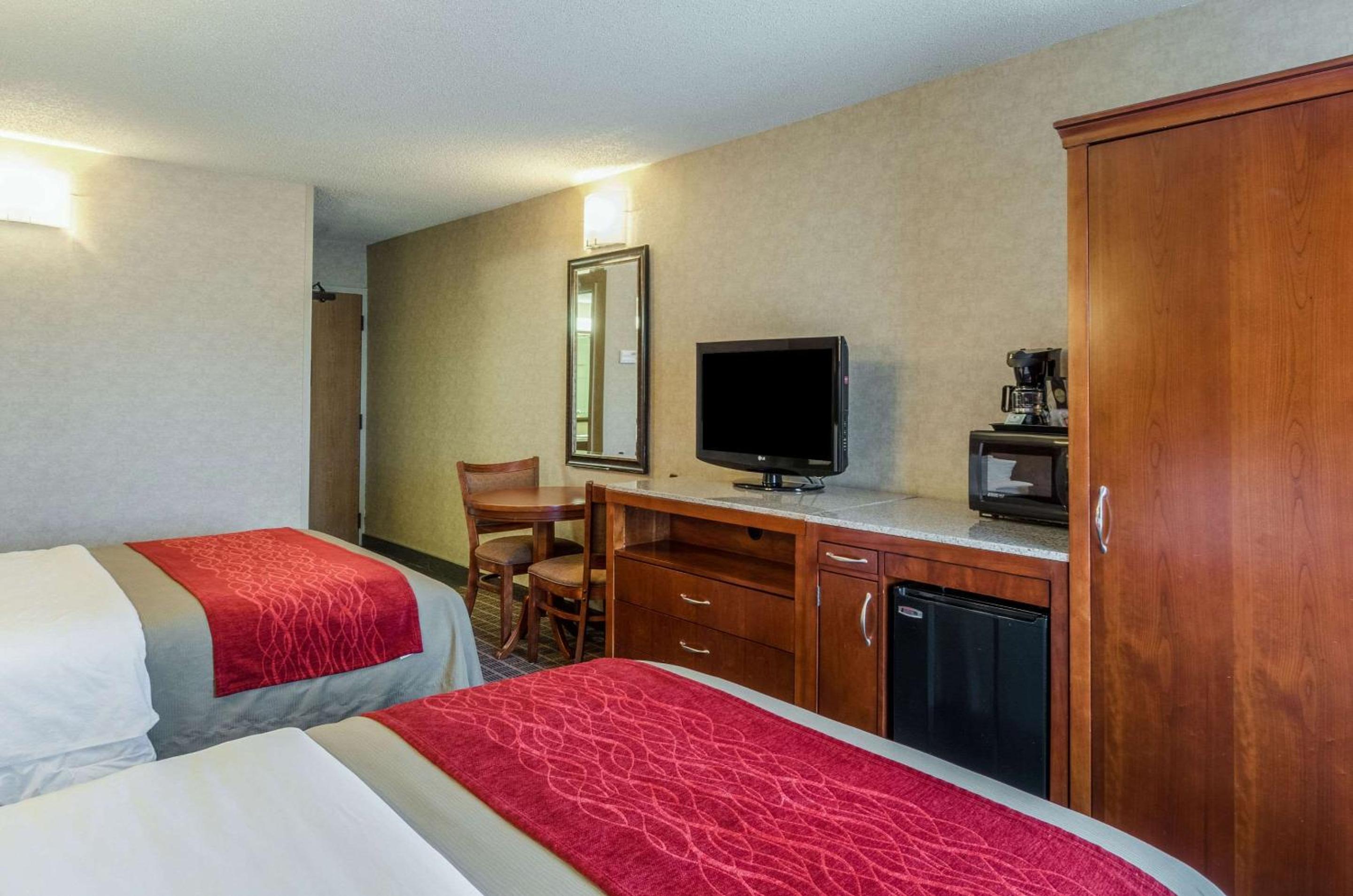 Queen Room with Two Queen Beds - Non-Smoking - Photo 3