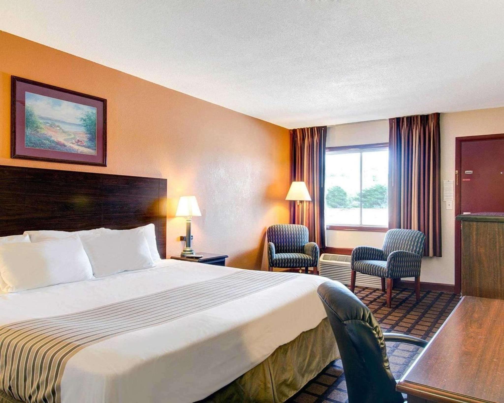 King Room - Non-Smoking - Photo 2