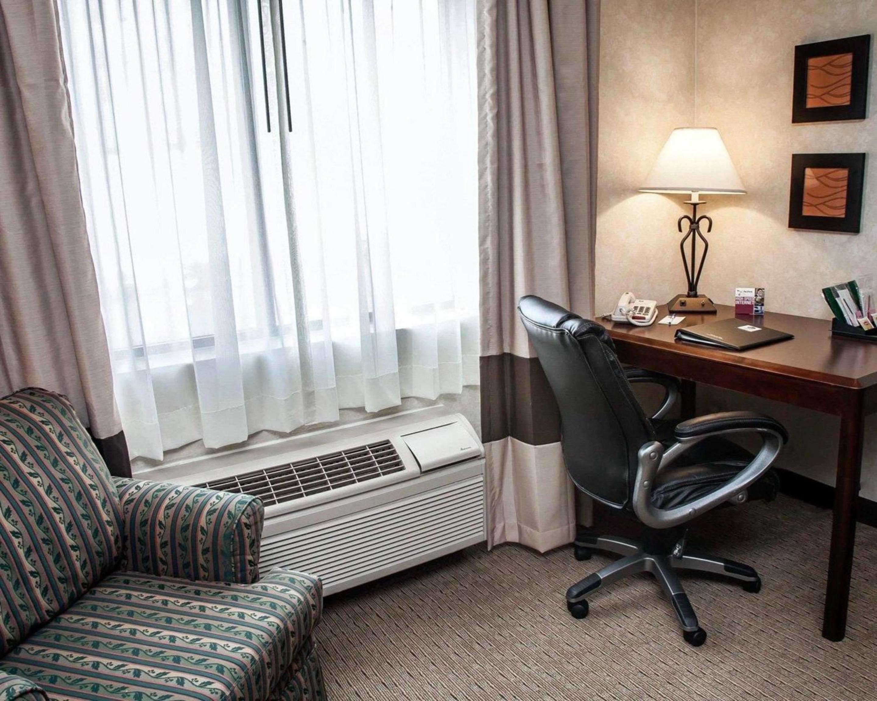 King Room - Non-Smoking - Photo 2