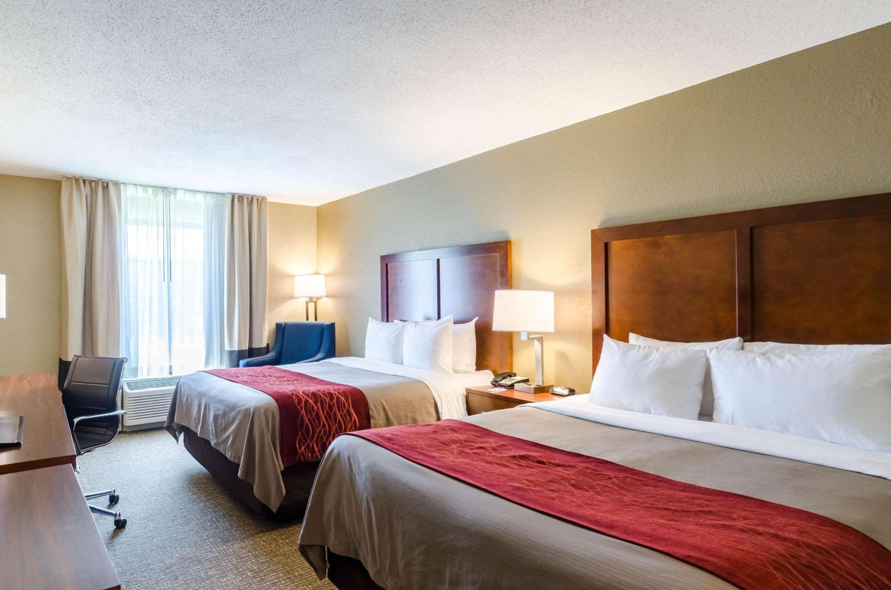 Queen Room with Two Queen Beds - Non-Smoking - Photo 2