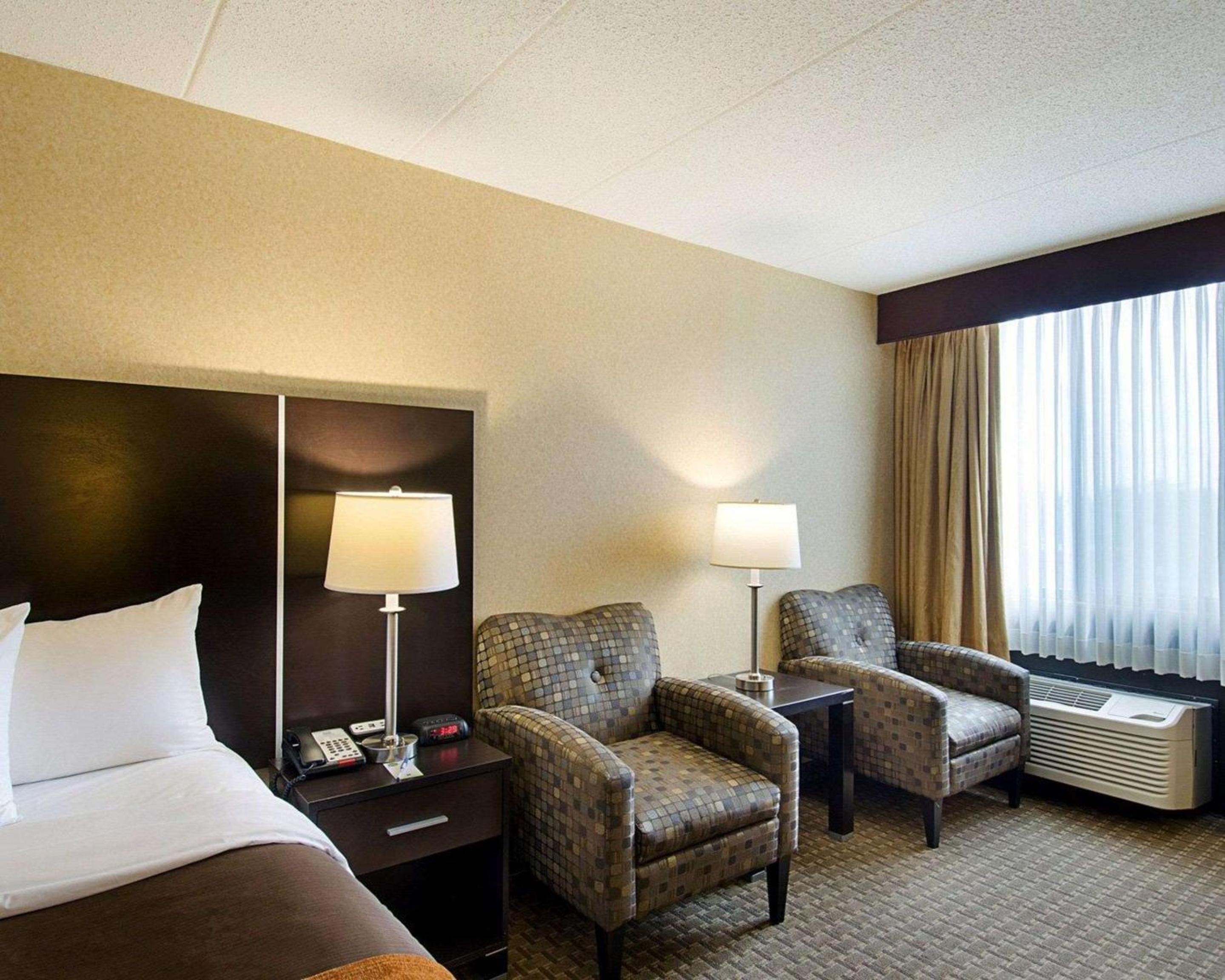 Standard King Room with Roll-In Shower - Communications Access - Photo 5