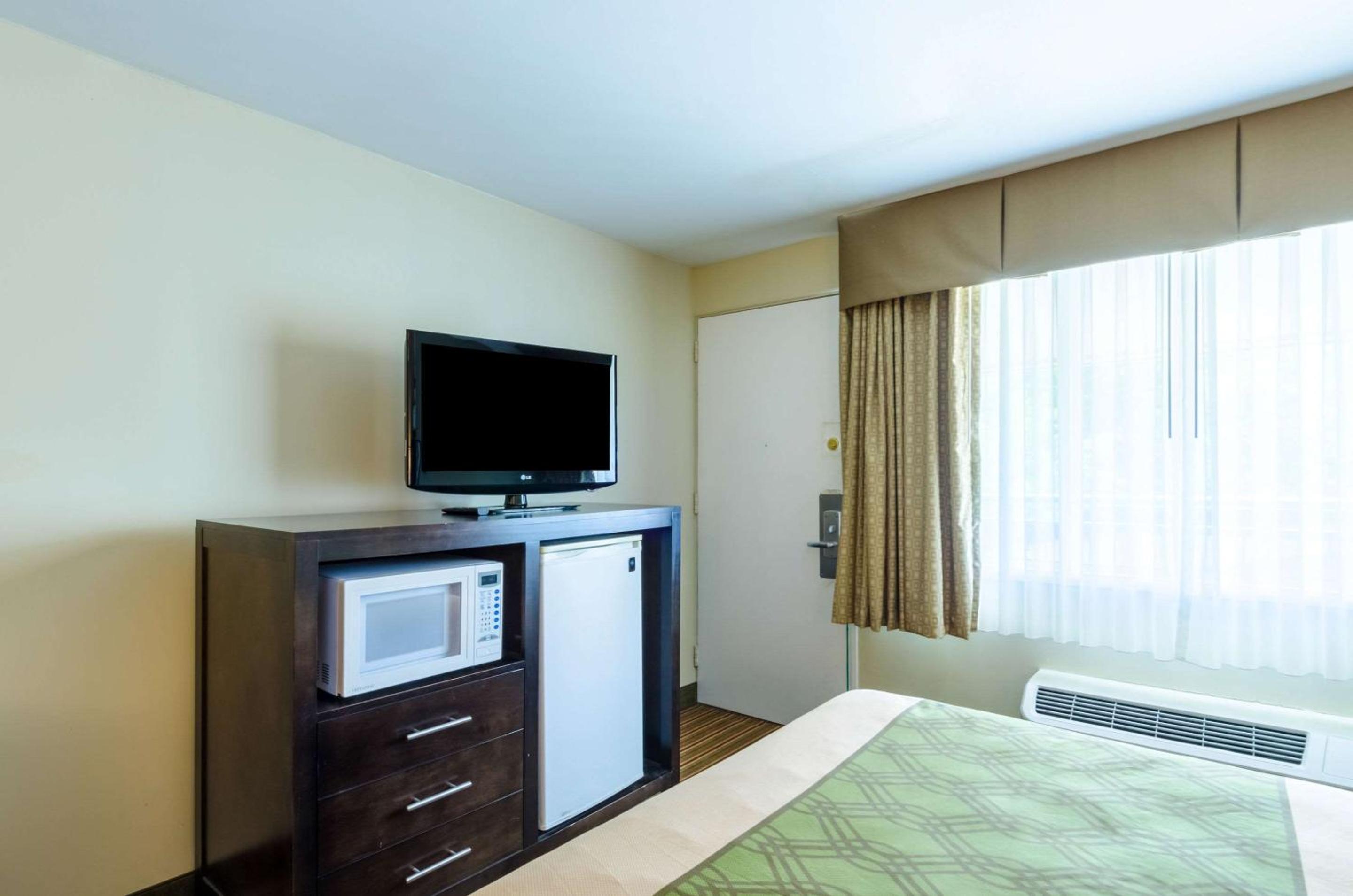 Queen Room with Two Queen Beds - Non-Smoking - Photo 4