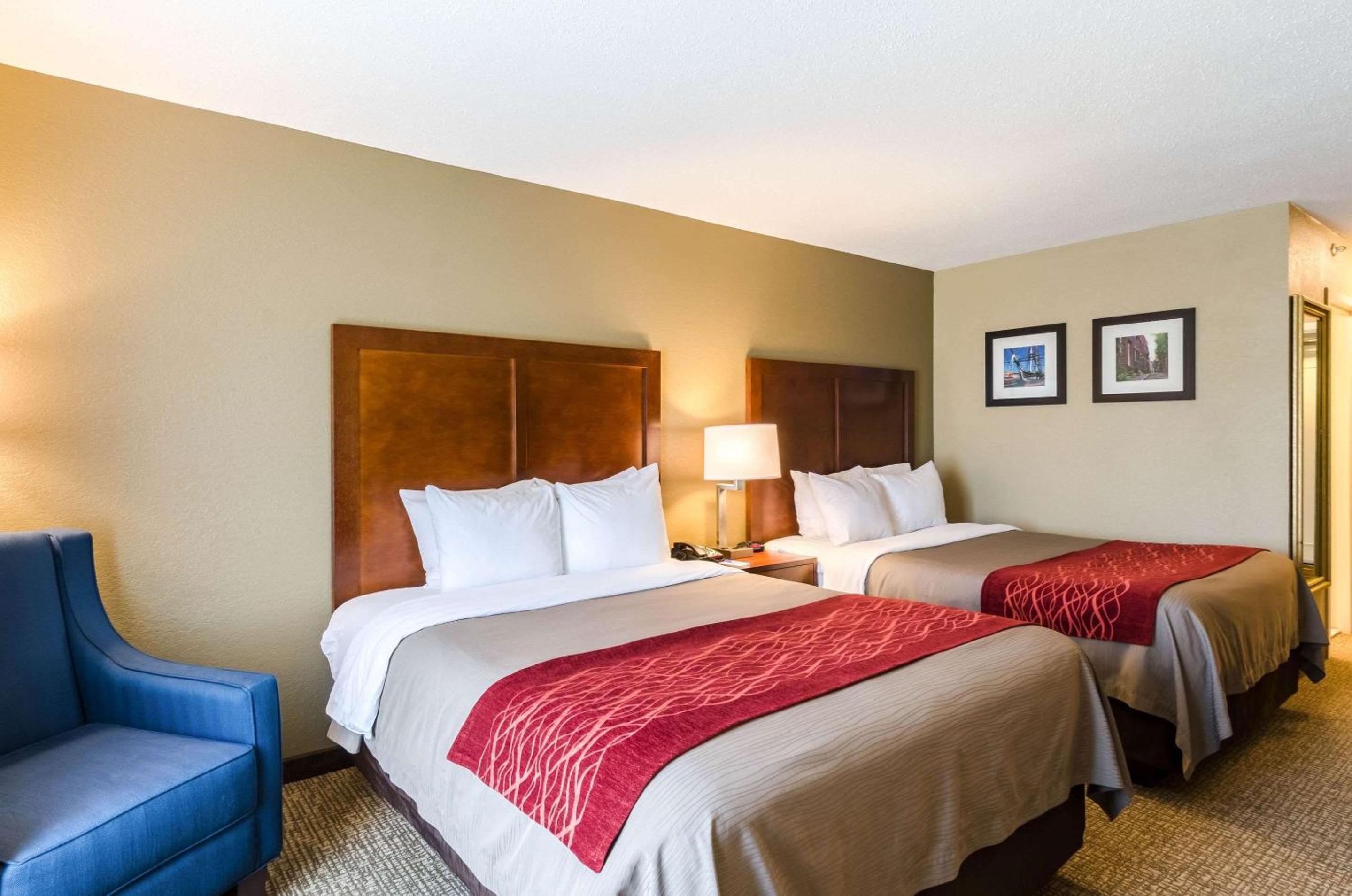 Queen Room with Two Queen Beds - Non-Smoking - Photo 3