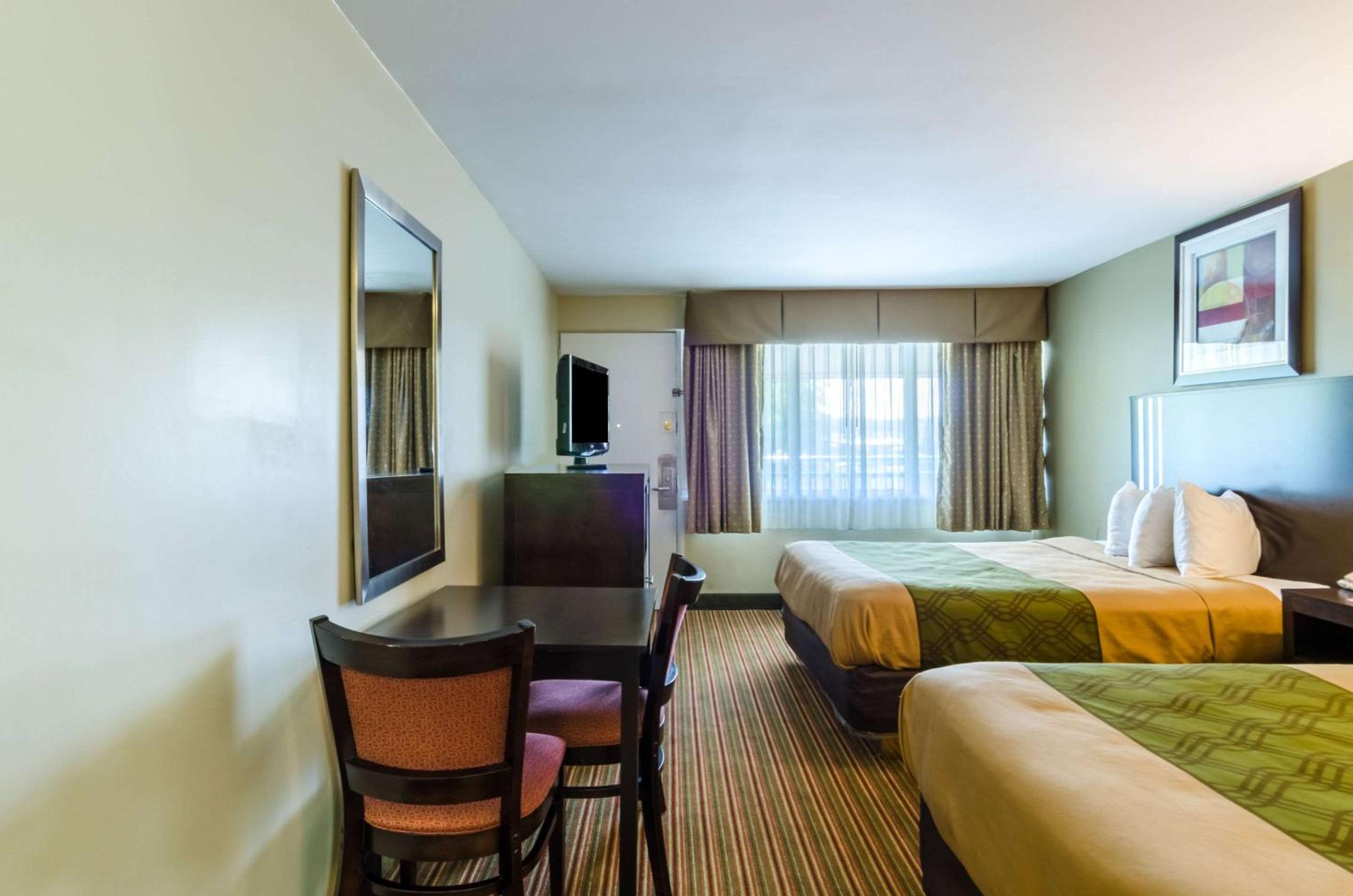Queen Room with Two Queen Beds - Non-Smoking - Photo 5