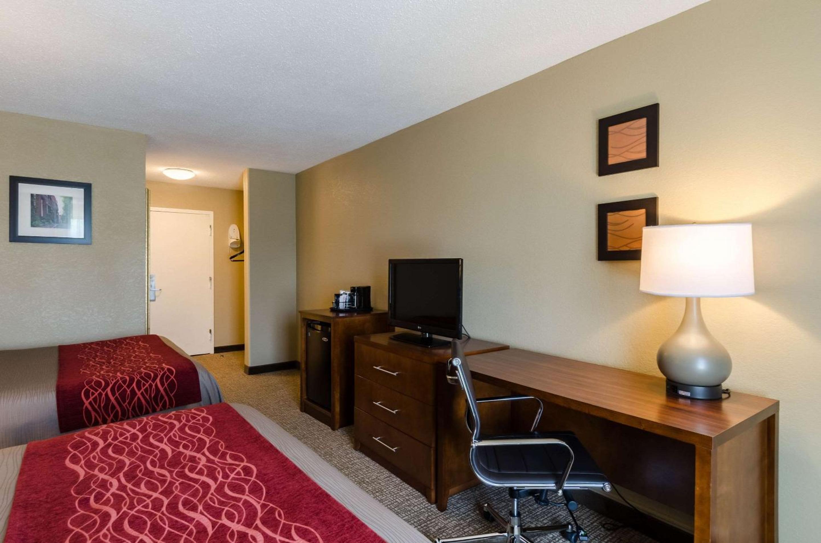 Queen Room with Two Queen Beds - Non-Smoking - Photo 5