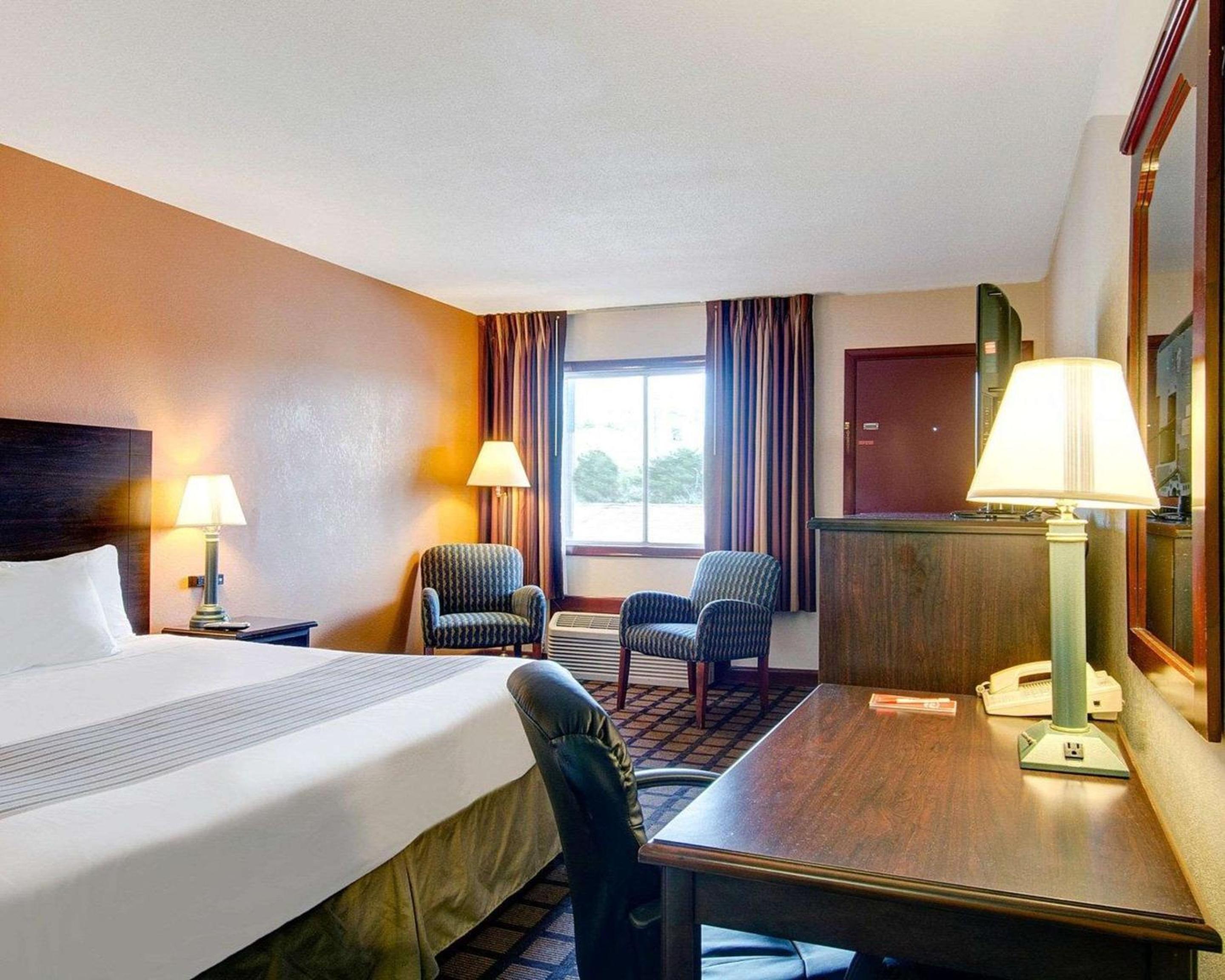 King Room - Non-Smoking - Photo 4