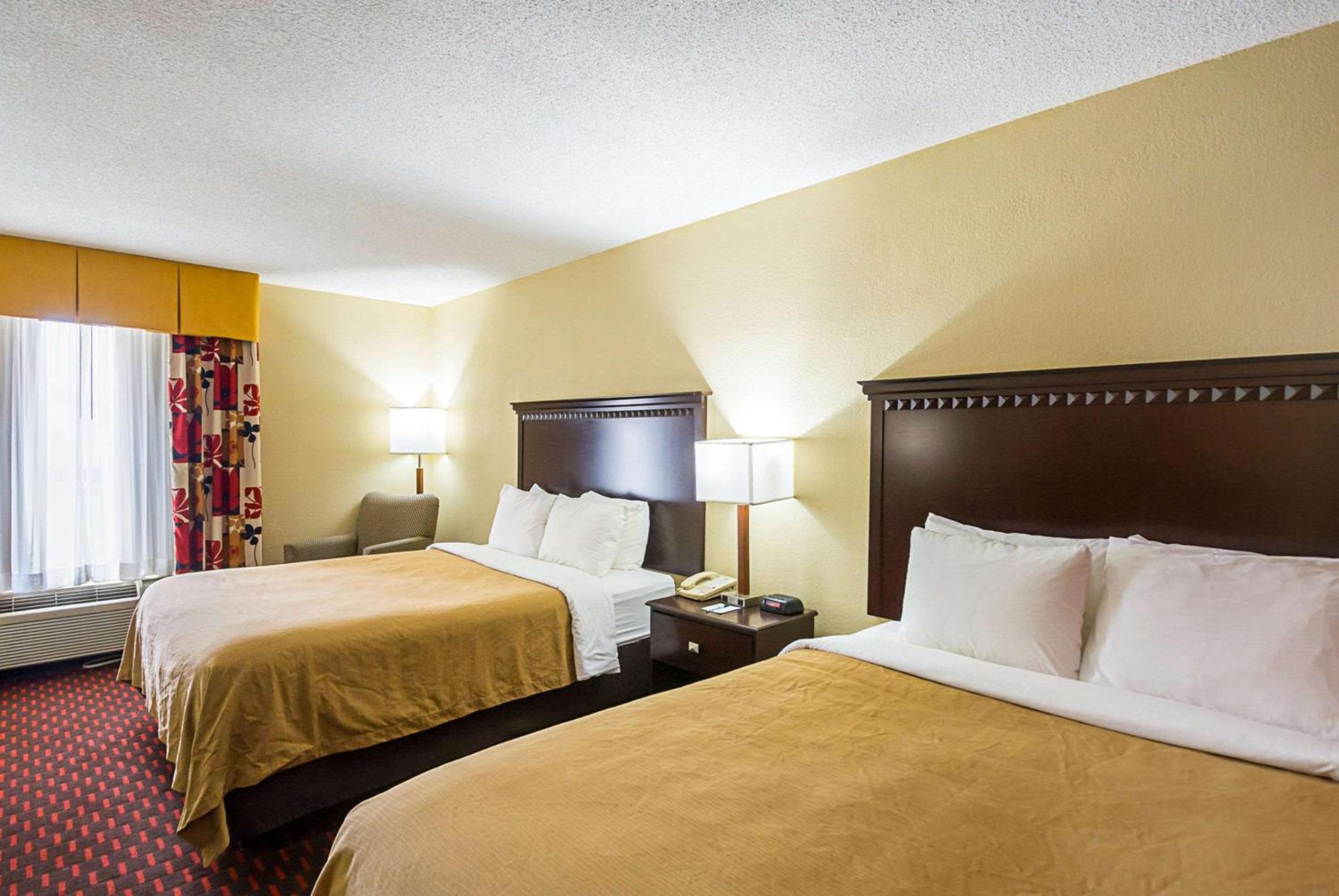 Queen Room with Two Queen Beds - Non-Smoking - Photo 3