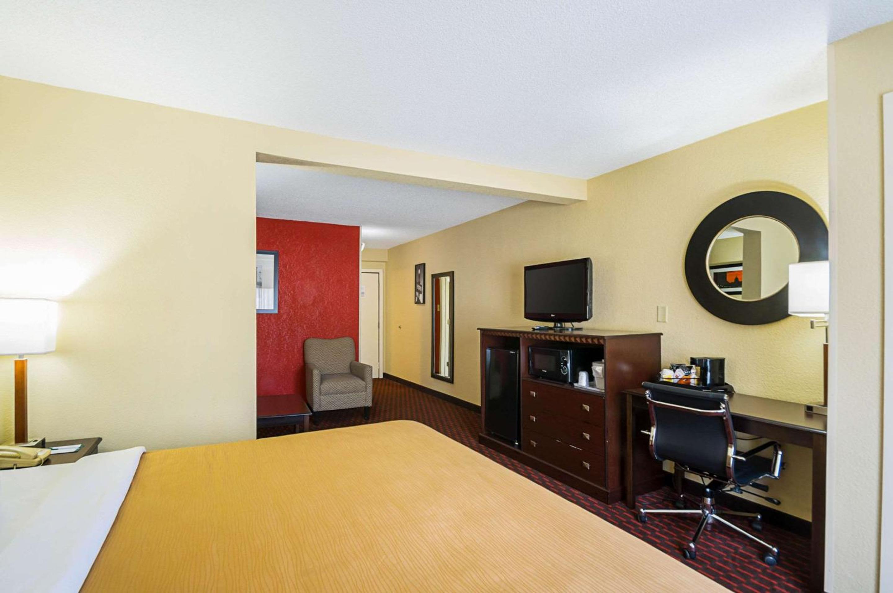 King Suite - Non-Smoking - Photo 4
