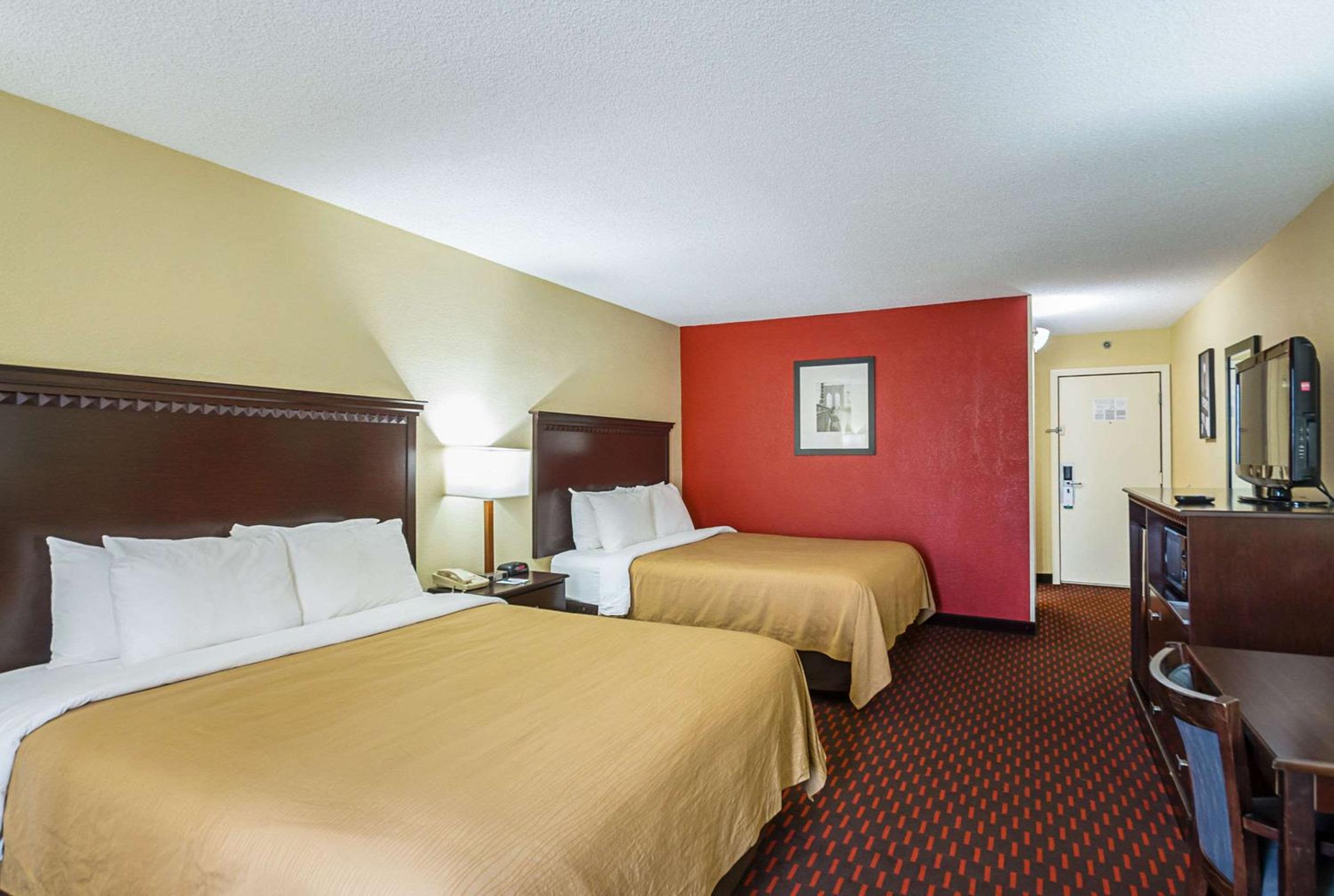 Queen Room with Two Queen Beds - Non-Smoking - Photo 1
