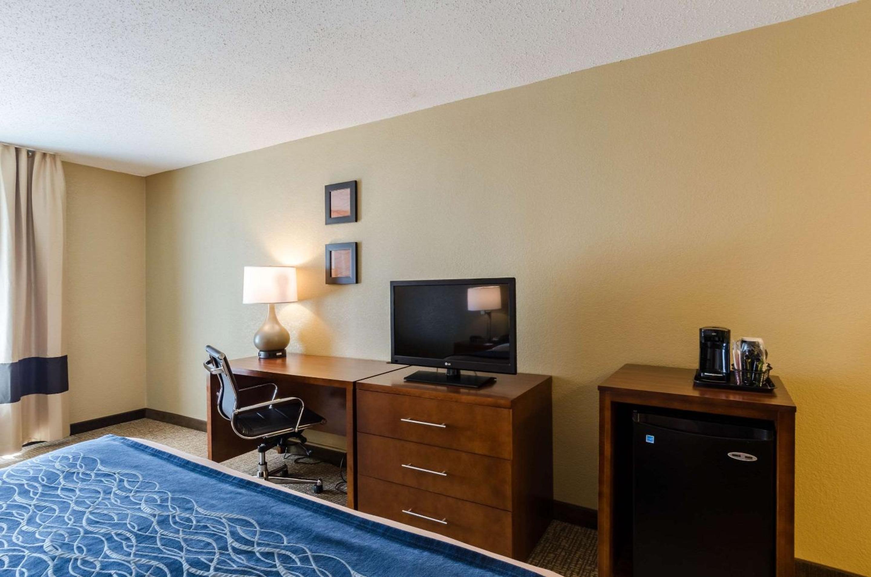 King Room - Non-Smoking - Photo 2
