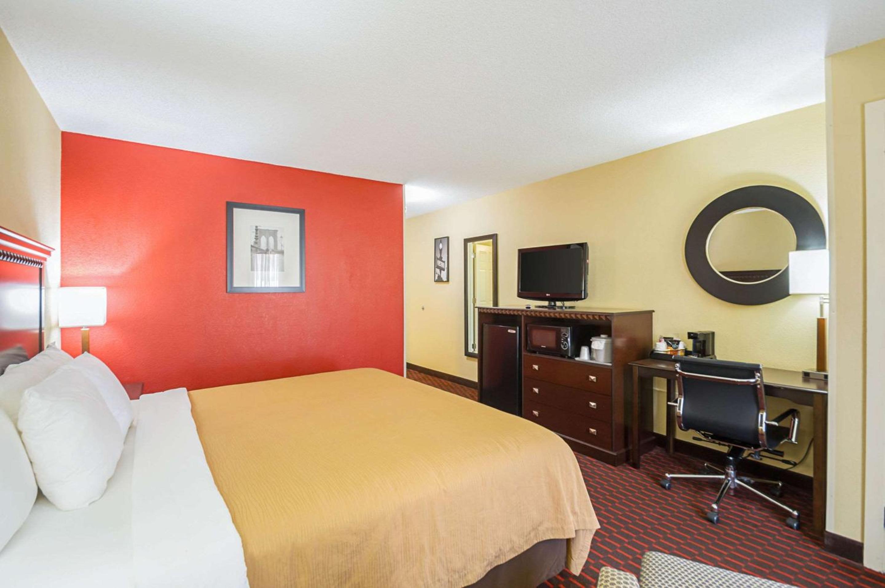 King Room - Non-Smoking - Photo 3