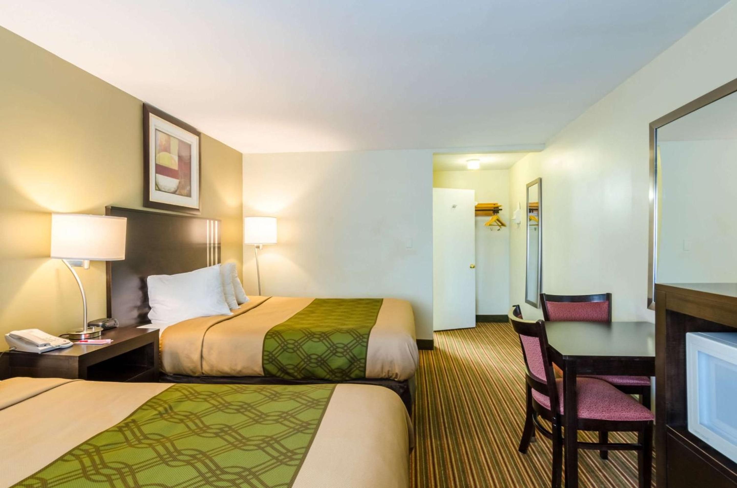 Queen Room with Two Queen Beds - Non-Smoking - Photo 2