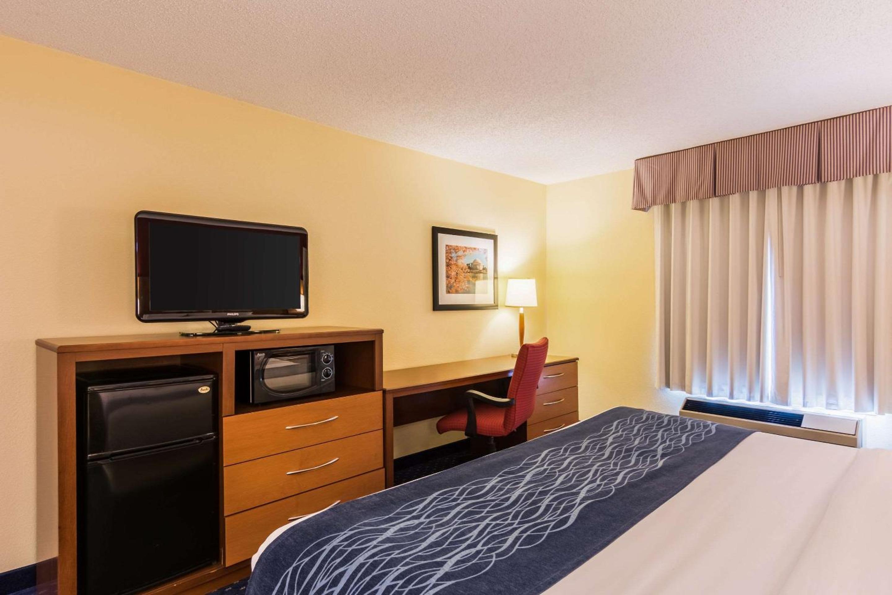 King Room - Non-Smoking - Photo 7