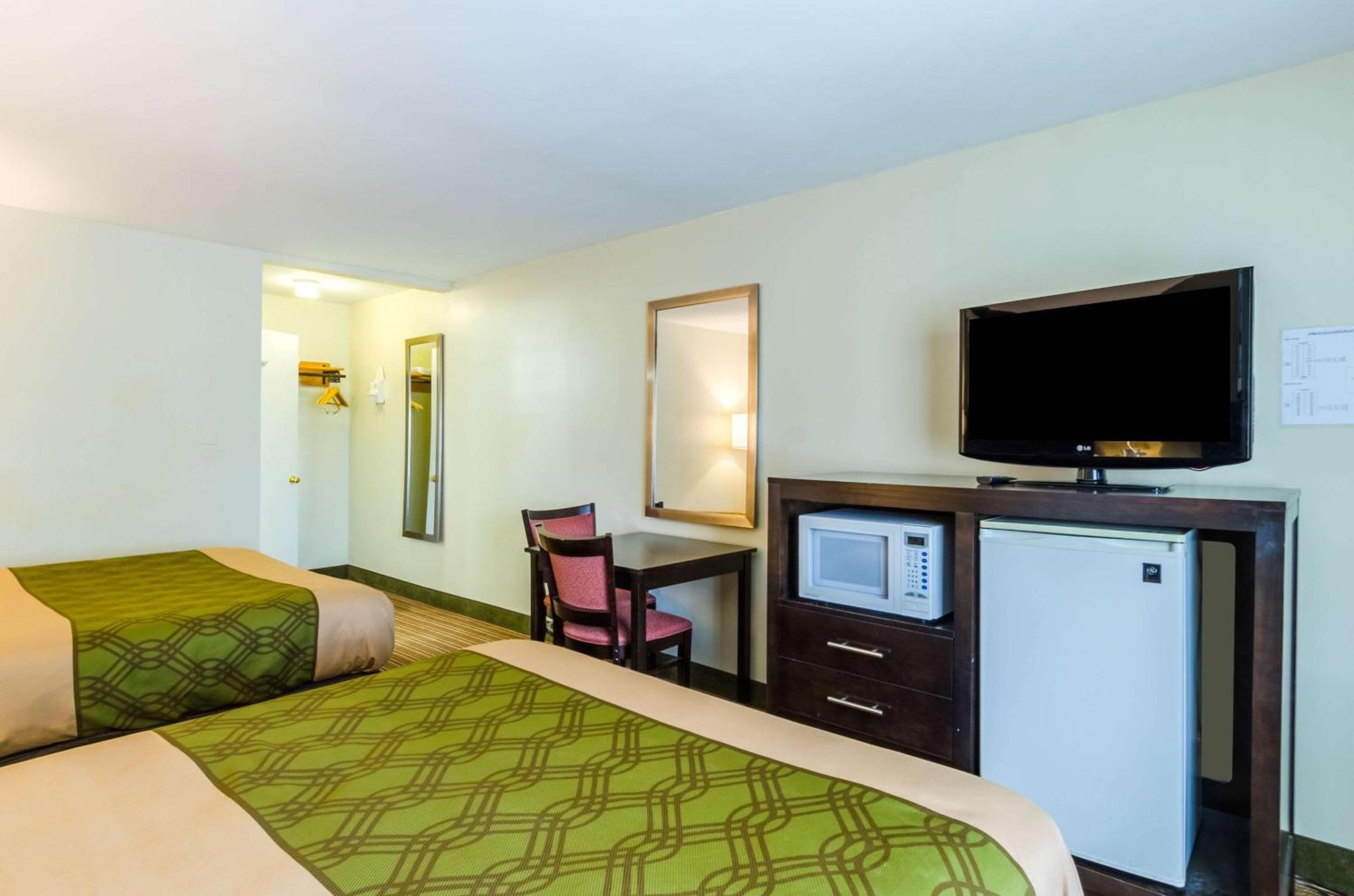 Queen Room with Two Queen Beds - Non-Smoking - Photo 3
