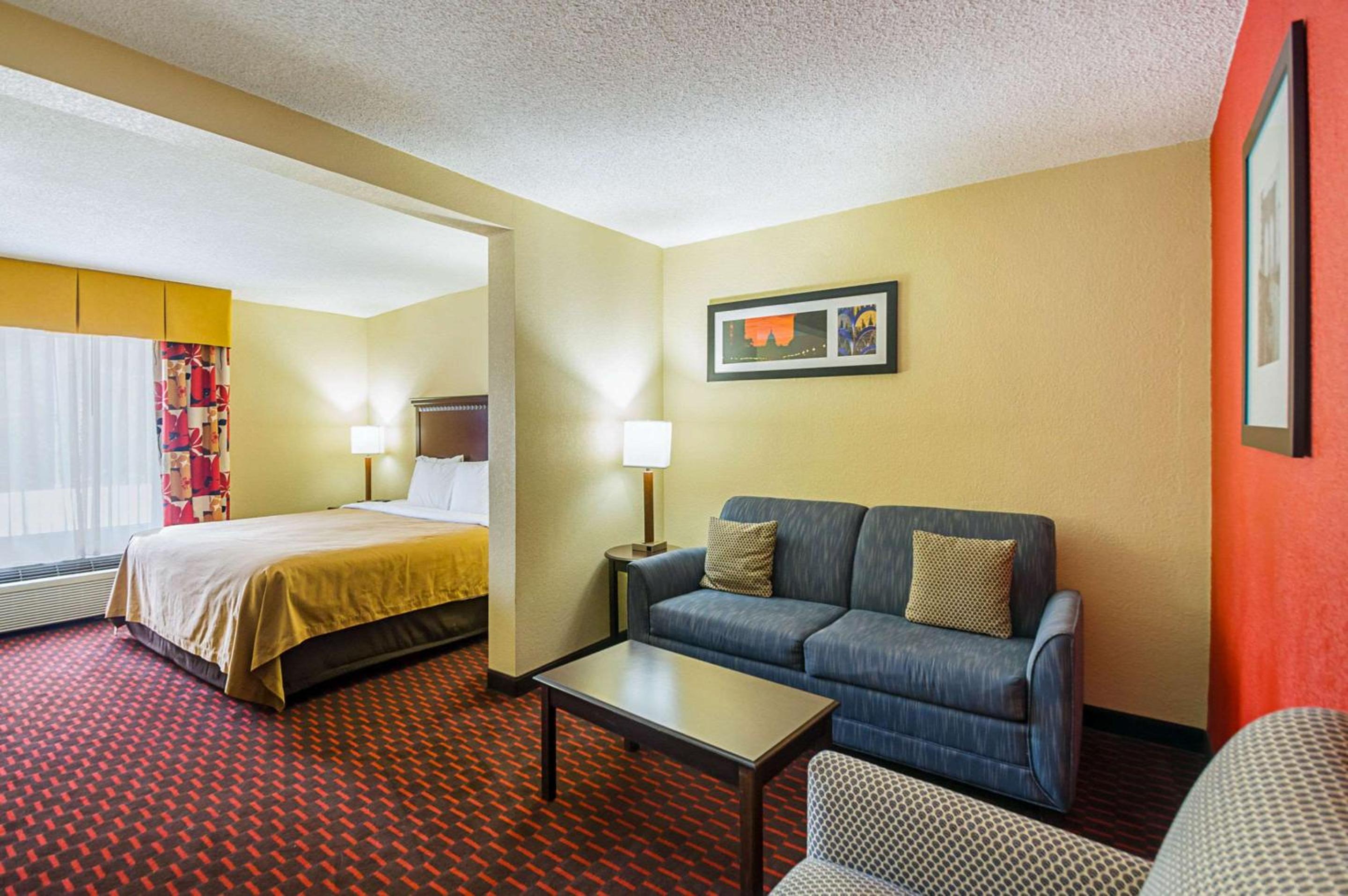 King Suite - Non-Smoking - Photo 2