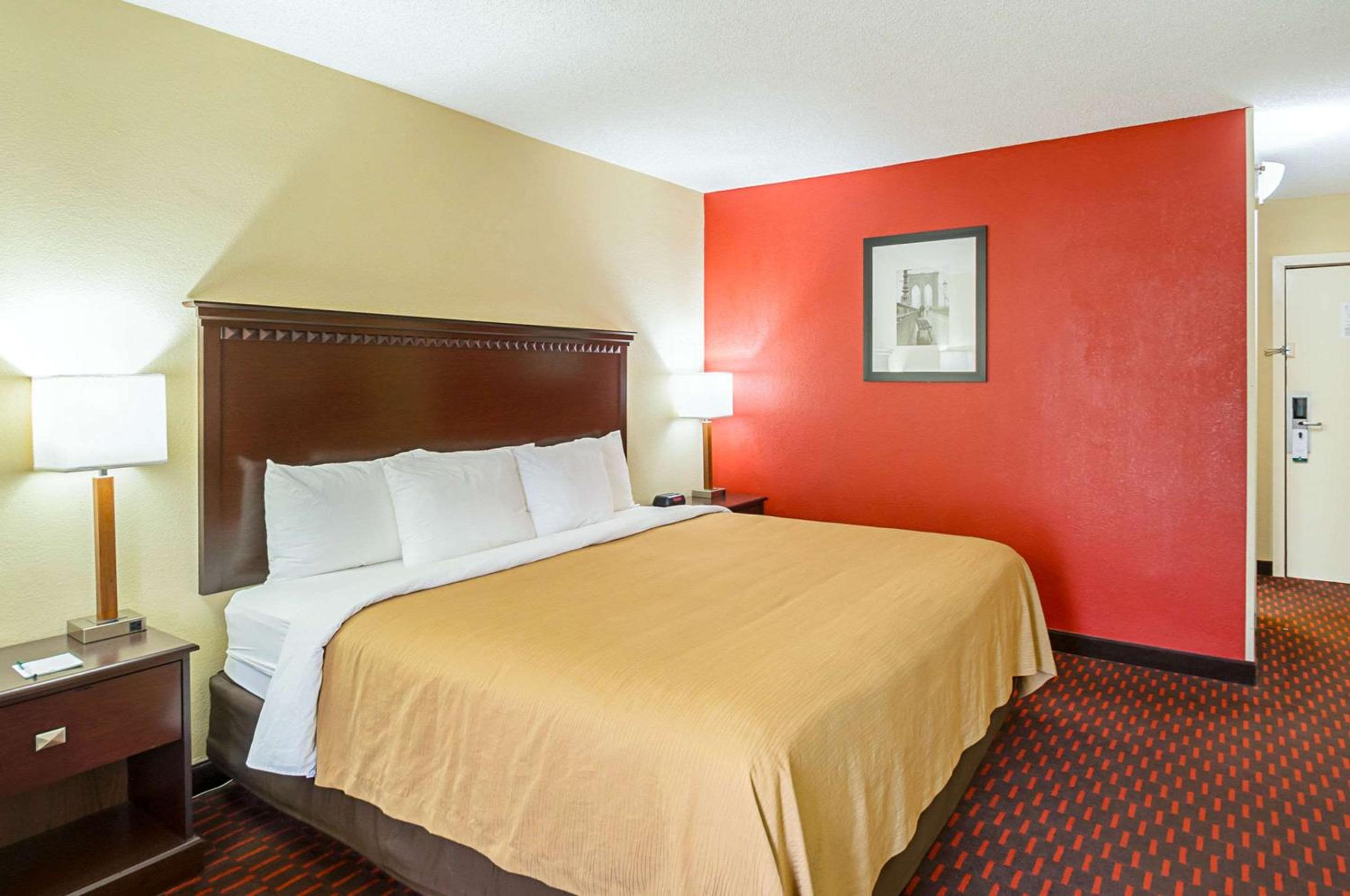 King Room - Non-Smoking - Photo 2