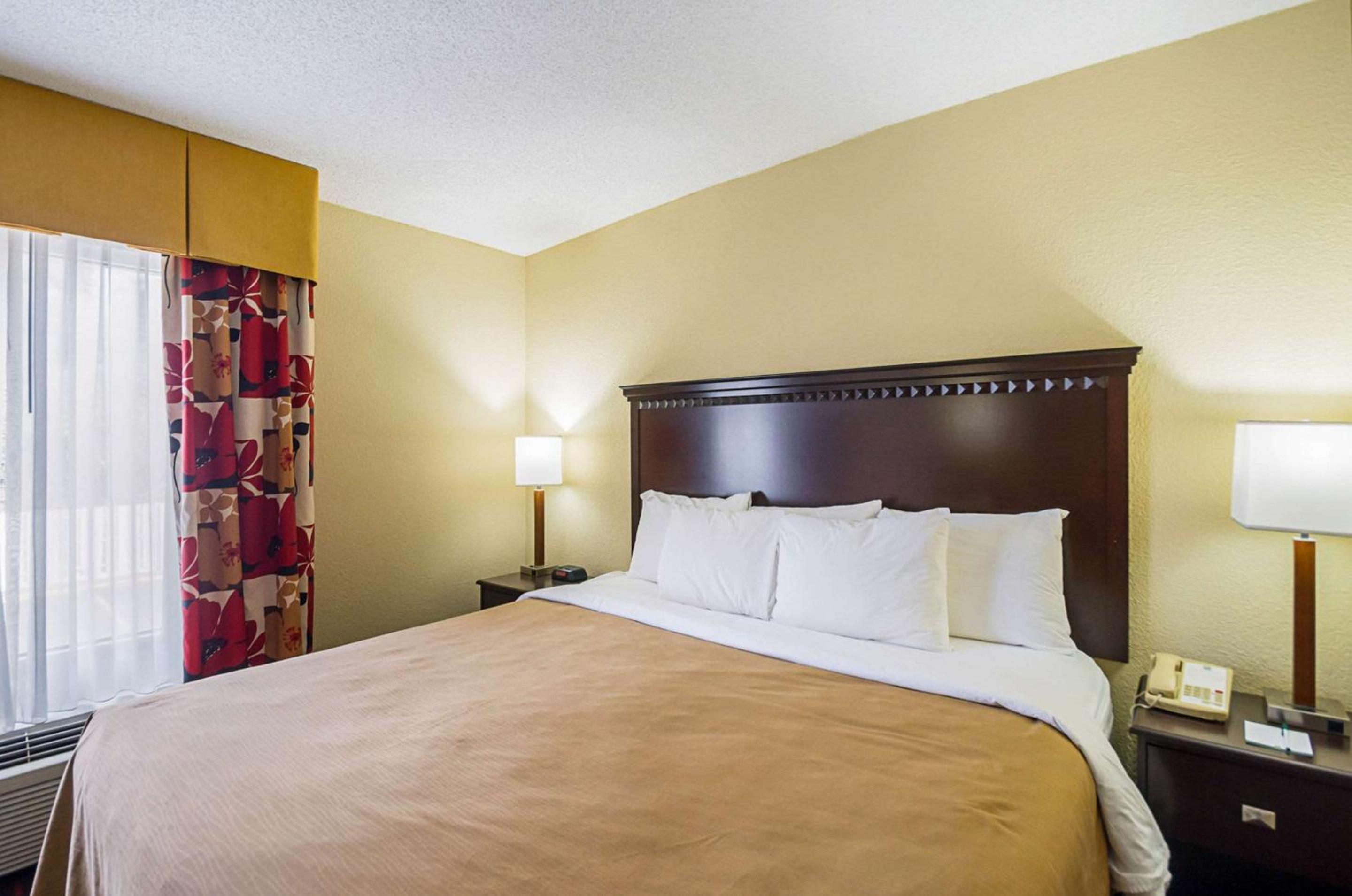 King Suite - Non-Smoking - Photo 1