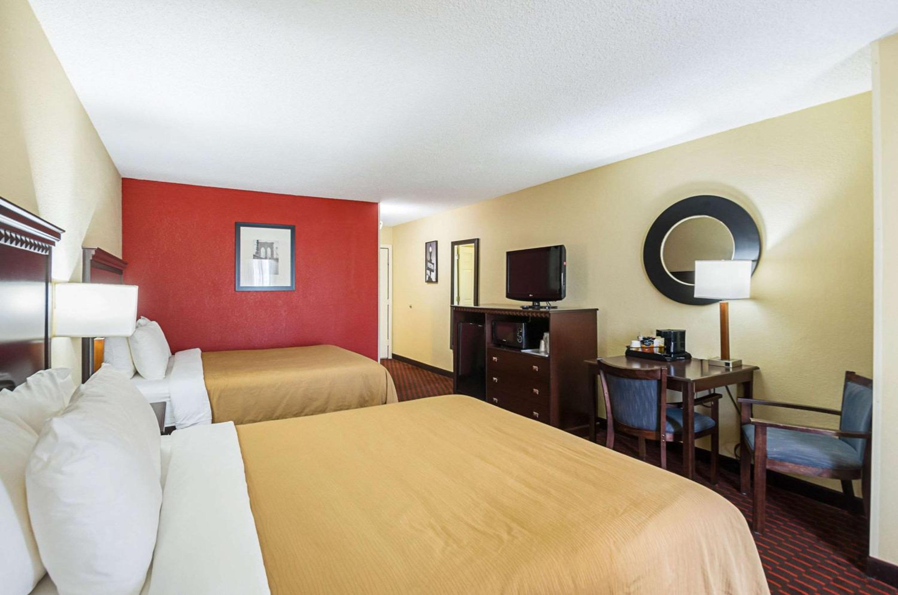 Queen Room with Two Queen Beds - Non-Smoking - Photo 2
