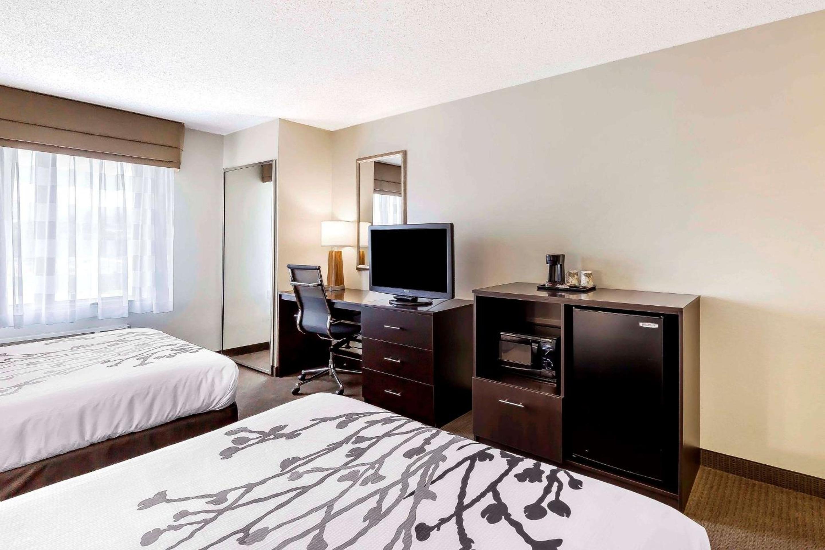 Queen Room with Two Queen Beds - Non-Smoking - Photo 3
