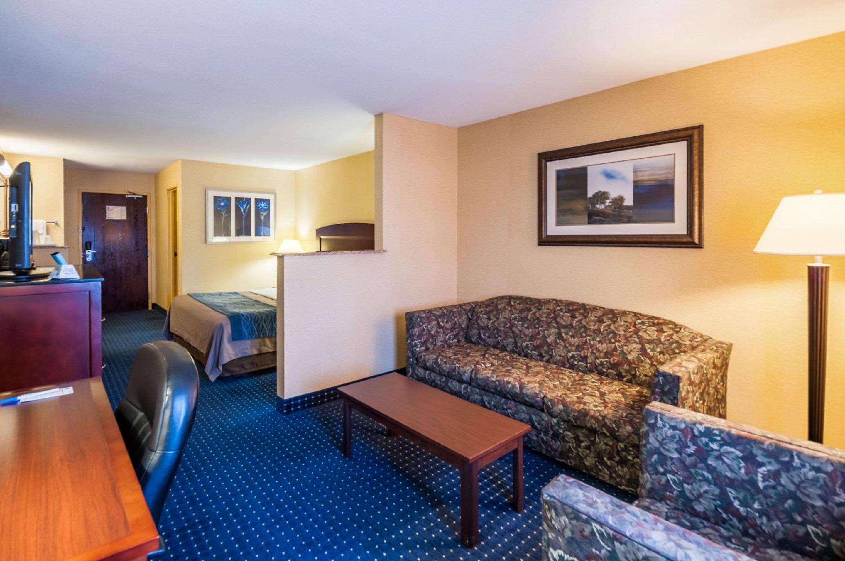 King Suite - Non-Smoking - Photo 2
