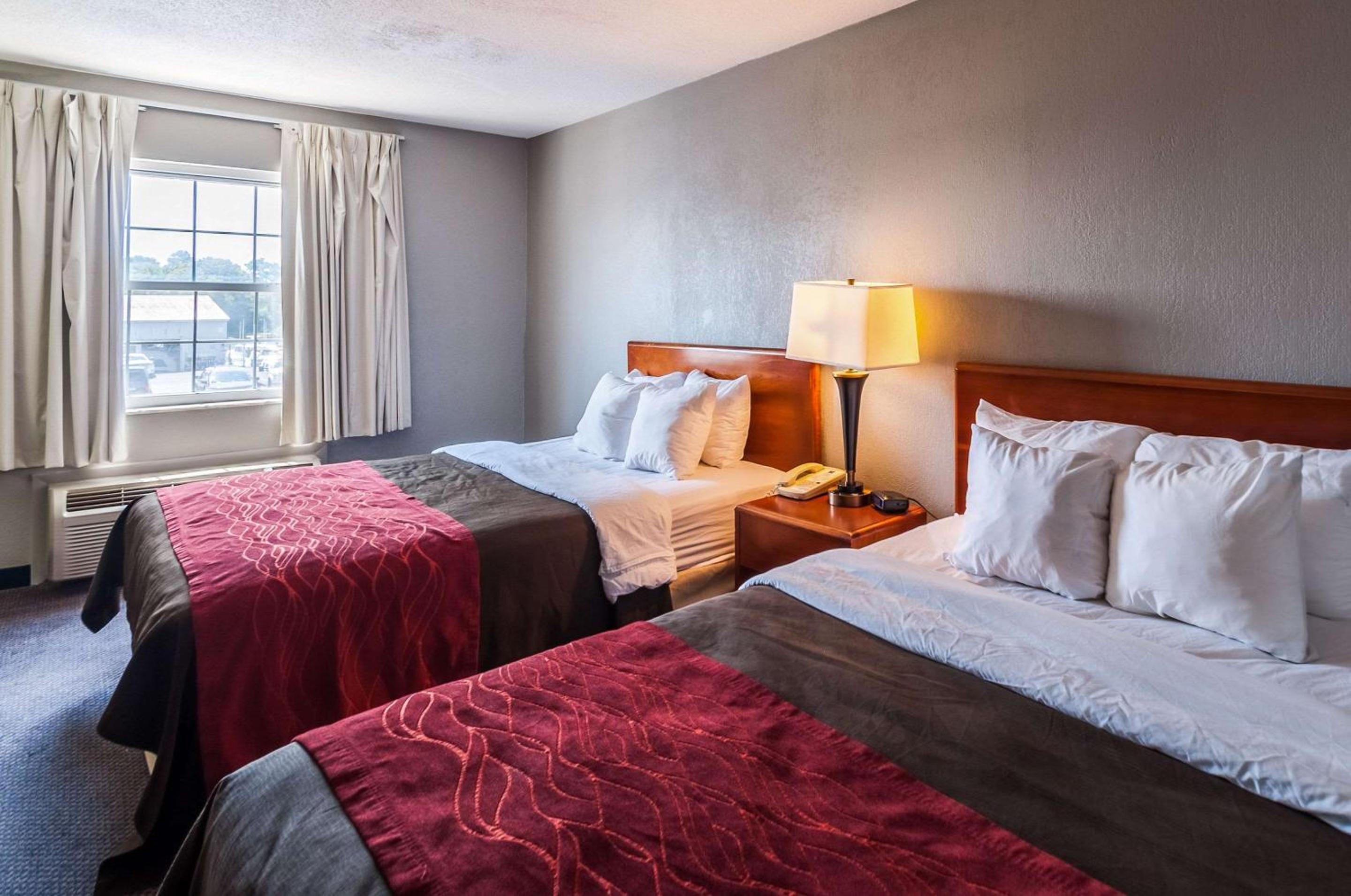 Queen Room with Two Queen Beds - Non-Smoking - Photo 1