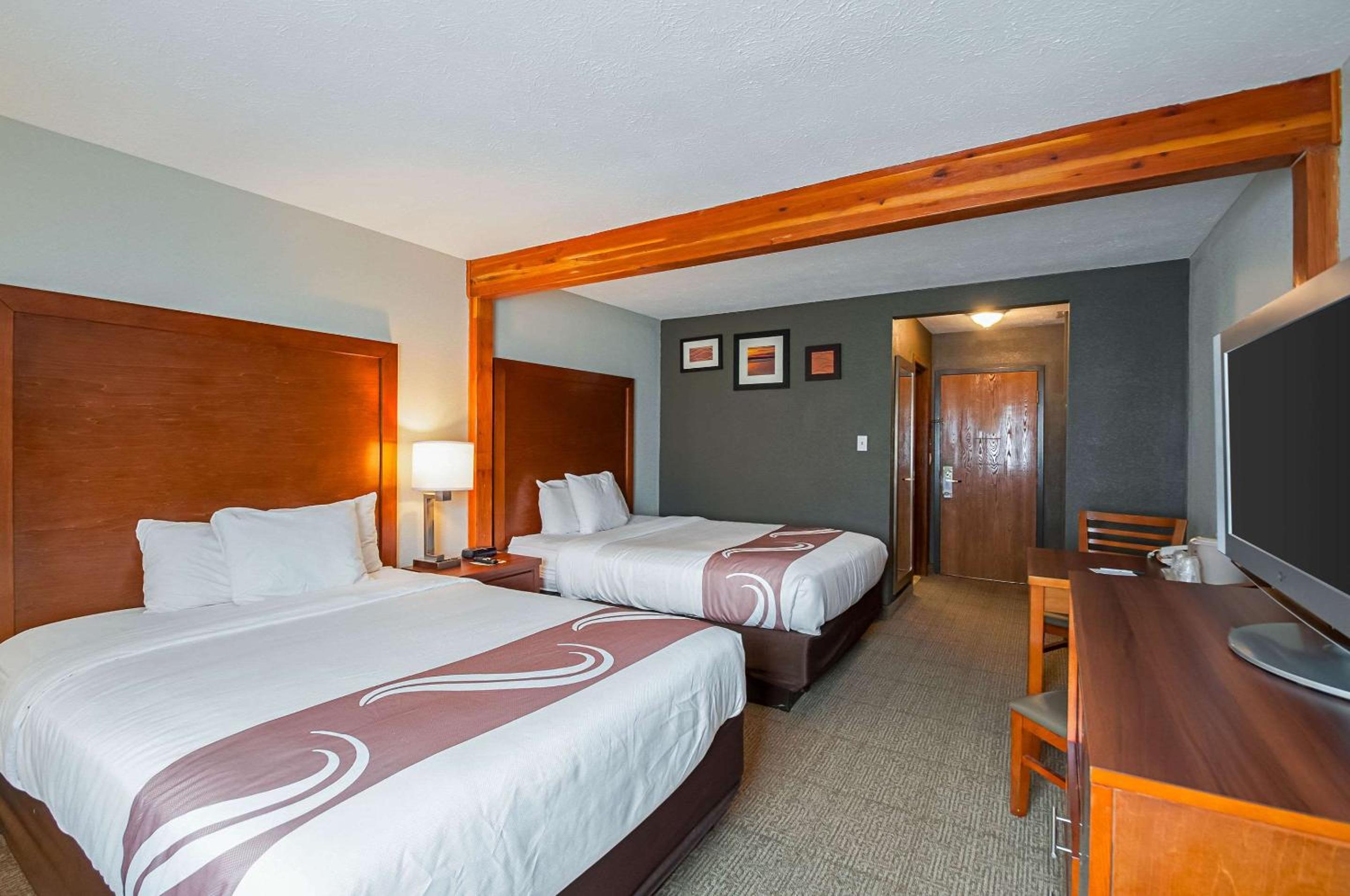 Queen Room with Two Queen Beds - Non-Smoking - Photo 2