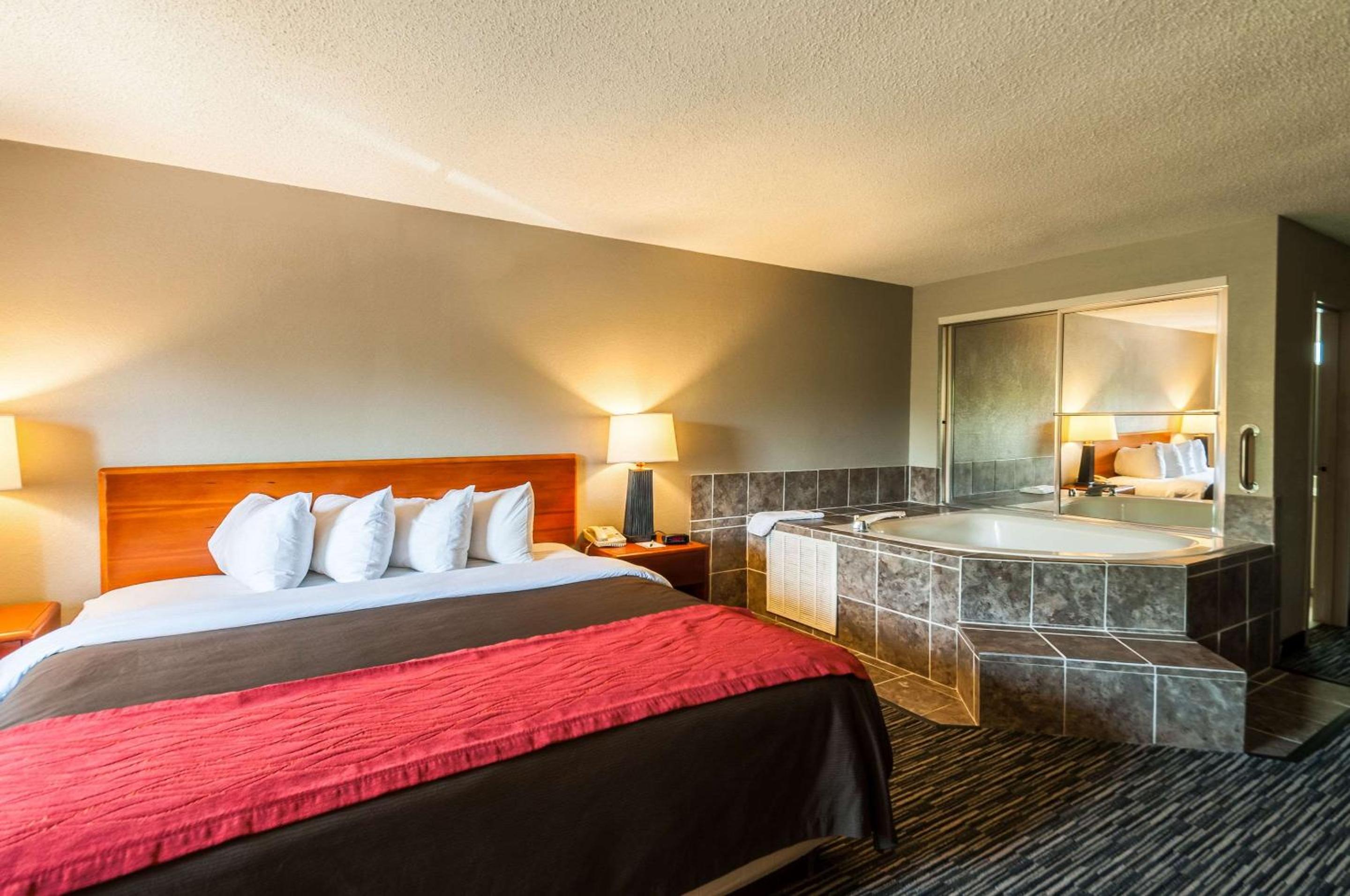 King Room with Whirlpool - Non-Smoking - Photo 1