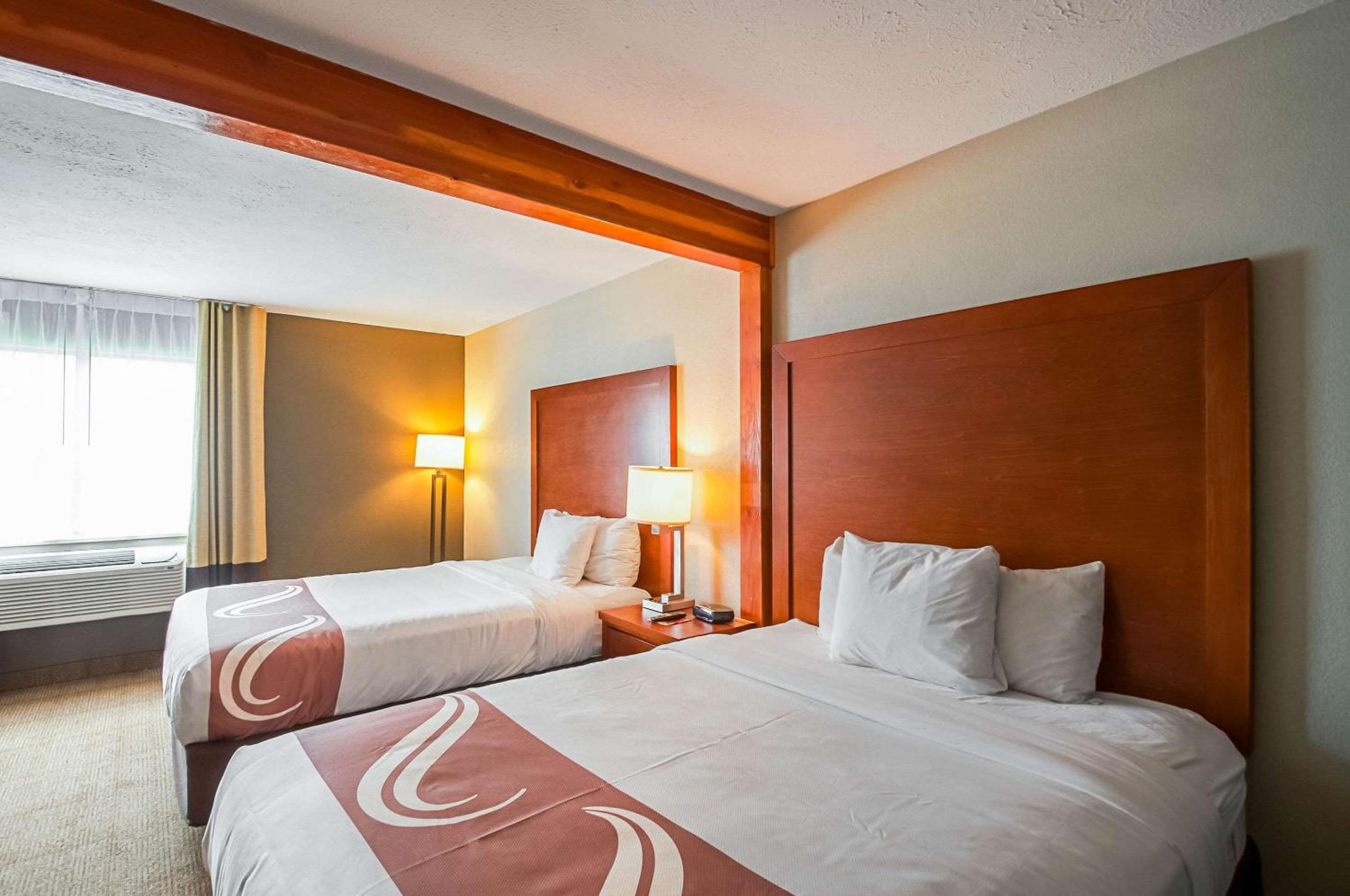 Queen Room with Two Queen Beds - Non-Smoking - Photo 3
