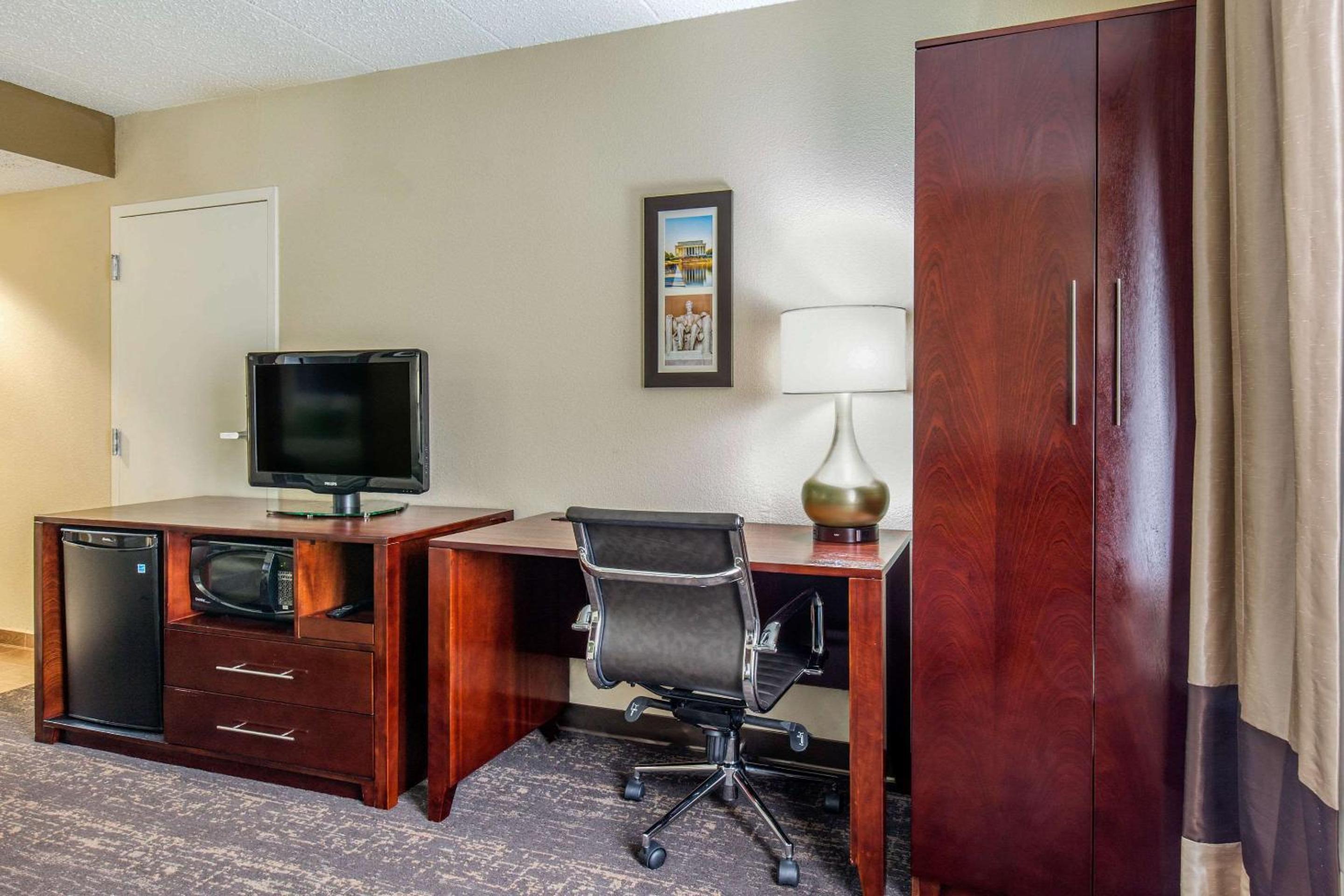 King Room - Non-Smoking - Photo 6