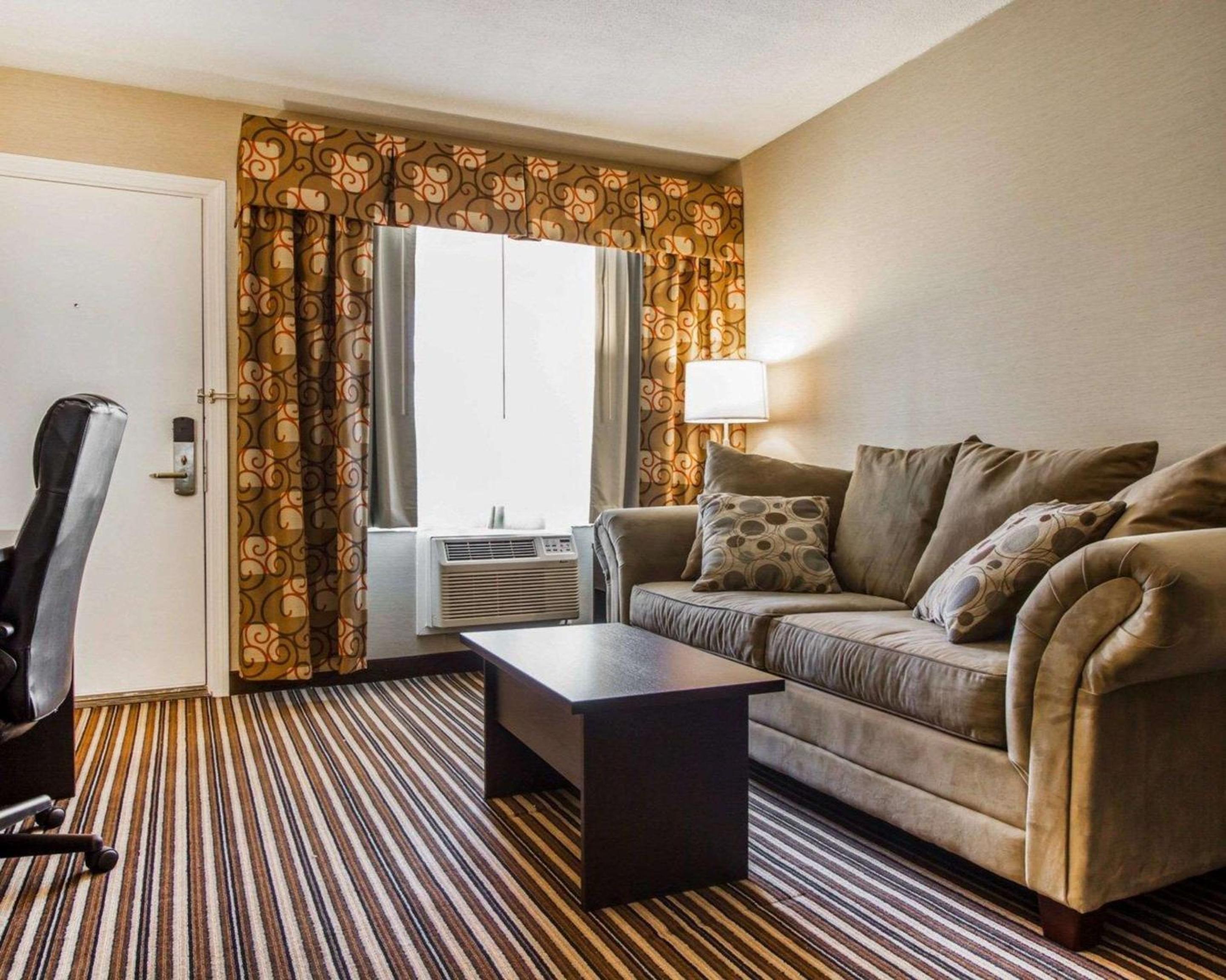 Queen Suite with Two Queen Beds - Non-Smoking - Photo 4