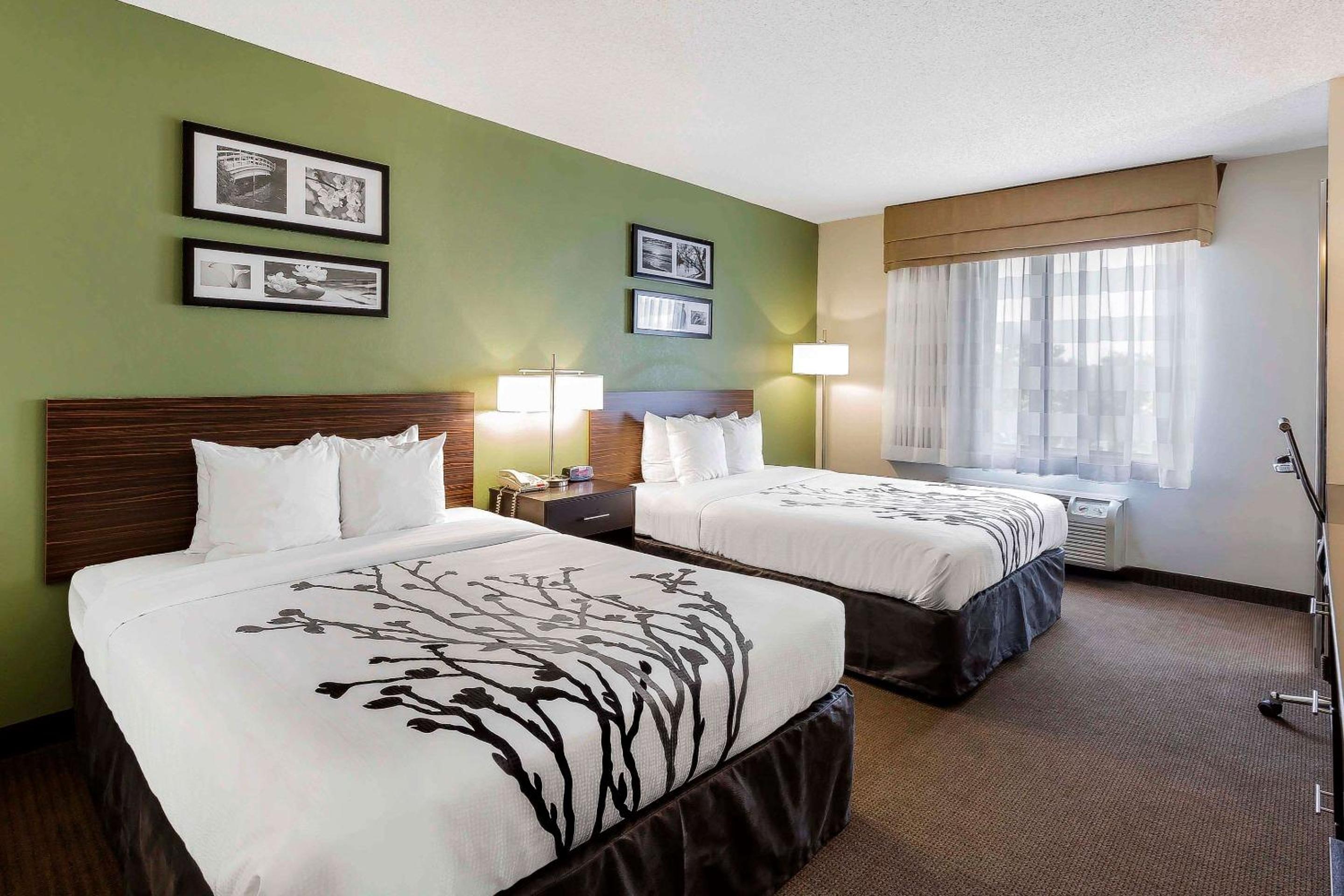 Queen Room with Two Queen Beds - Non-Smoking - Photo 1